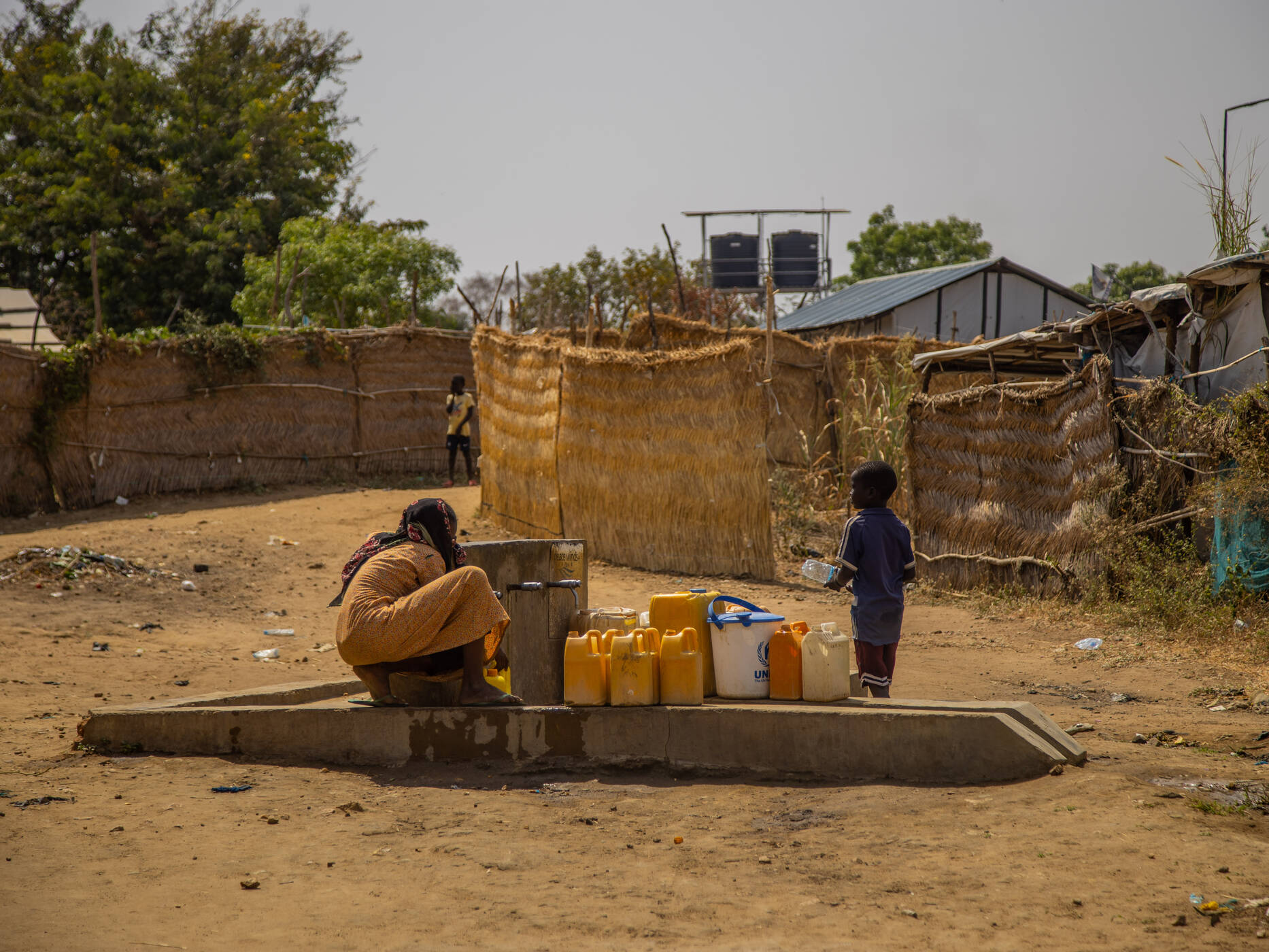 Zwei Kinder holen Wasser an einer Wasserstelle im Gorom Camp