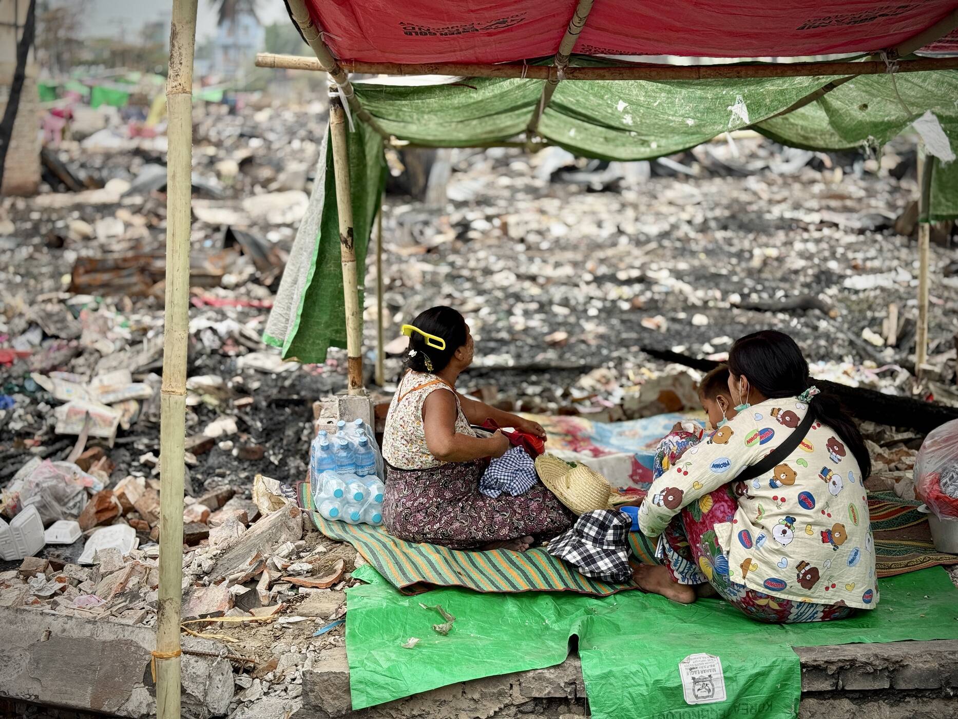Das Bild zeigt das Leben nach dem Erdbeben in Myanmar.