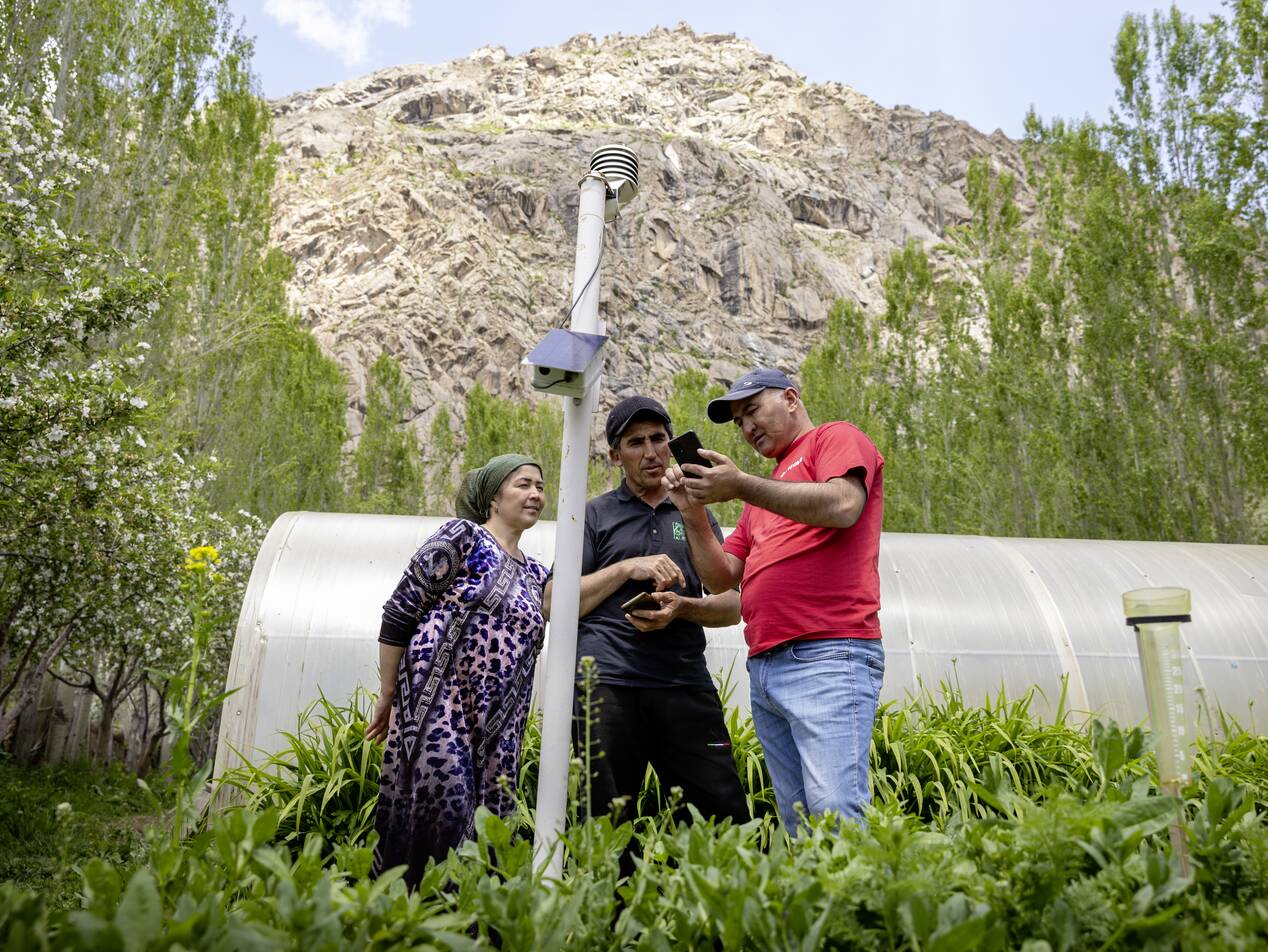 Mit dem Wetter arbeiten, anstatt dagegen: Das ist die Devise des Klimaprojekts in Tadschikistan. Wetterstationen, die teilweise auch im Garten von Bauernfamilien stehen, liefern wertvolle Daten für die tadschikische Bevölkerung.