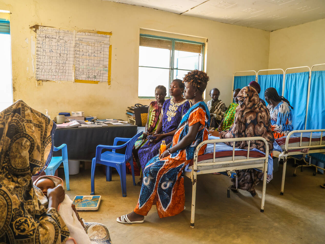 Frauen warten auf ihre Untersuchung bei der Hebamme