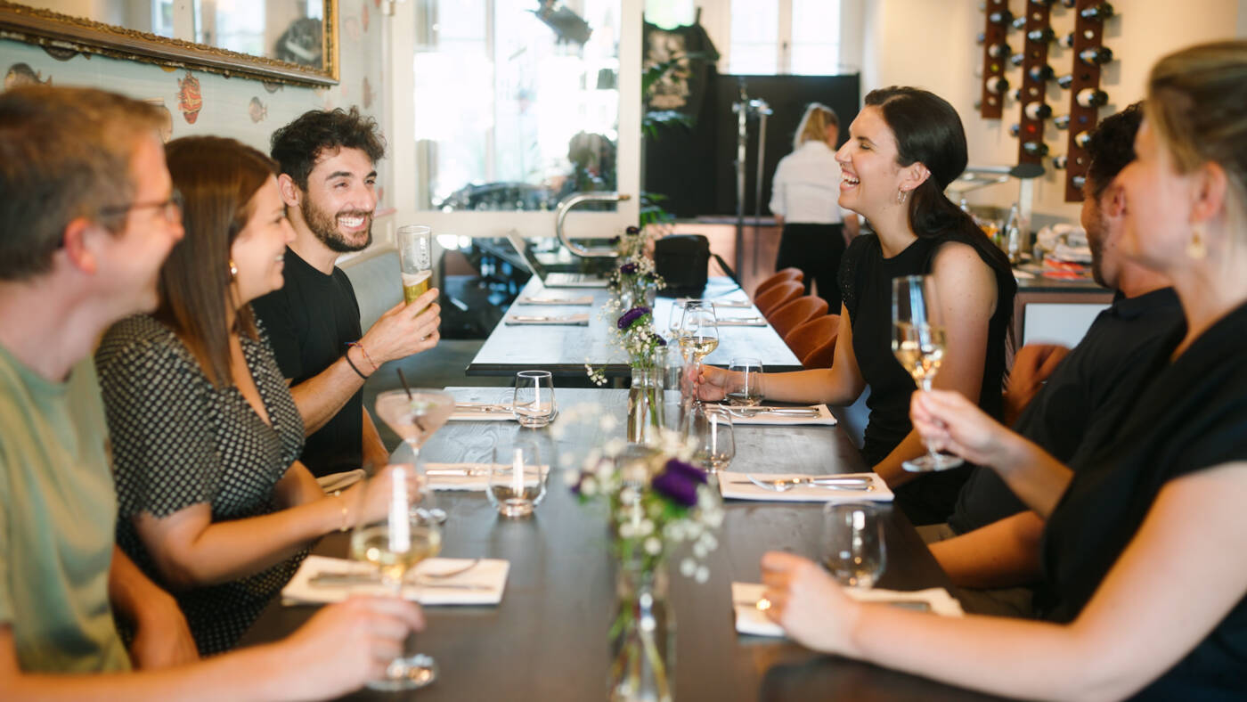 Armutsbetroffene Menschen geniessen ein Essen im Restaurant mit Bon-Lieu-Gutscheinen