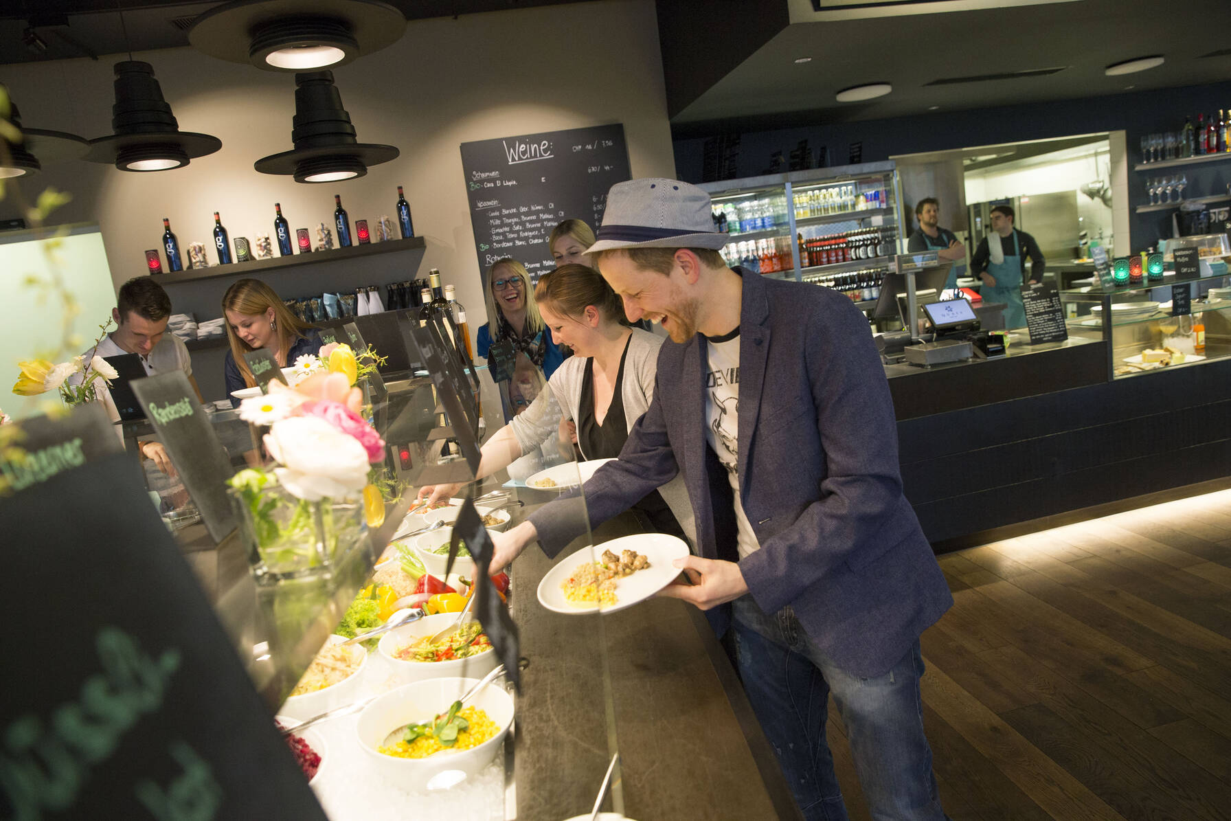 Armutsbetroffene Menschen geniessen einen Brunch dank Bon-Lieu-Gutscheinen