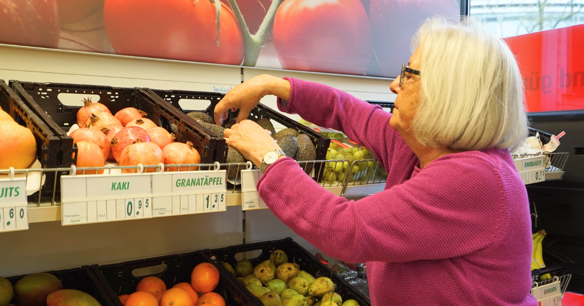 Bea Borrelli, bénévole, range des légumes dans les rayons de l'Épicerie Caritas de Baar