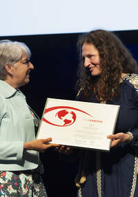 Bundesrätin Elisabeth Baume-Schneider übergibt Tetiana Stawnychy den Prix Caritas 2023.