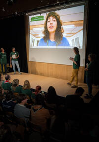 Lors de l'activité du Groupe scout Christ-Roi de Fribourg, les participant-es au camp ont créé leur propre défilé de mode à partir de vêtements de seconde main. 