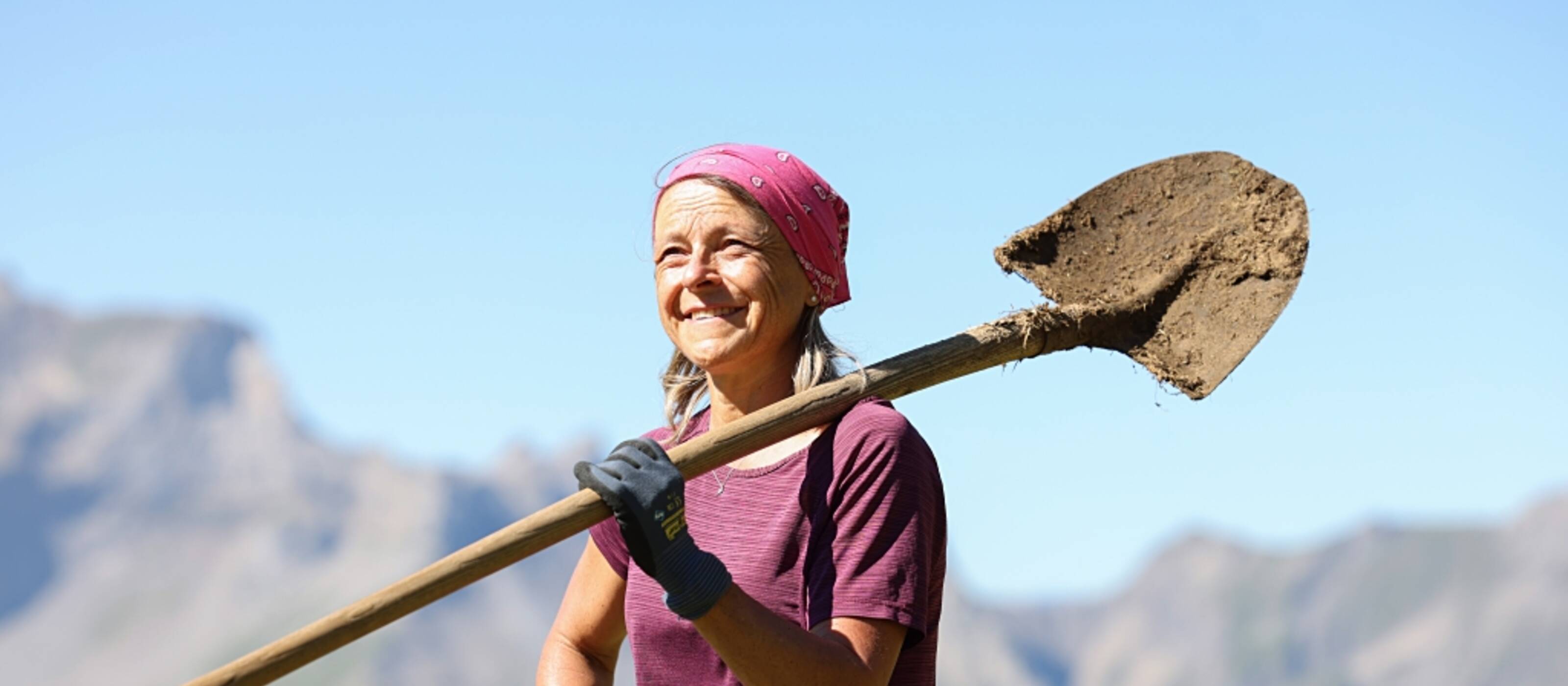 I volontari aiutano le famiglie contadine di montagna nella fienagione, nella pulizia delle stalle, nei lavori domestici, nella cura dei bambini e in altri lavori che insorgono di volta in volta.