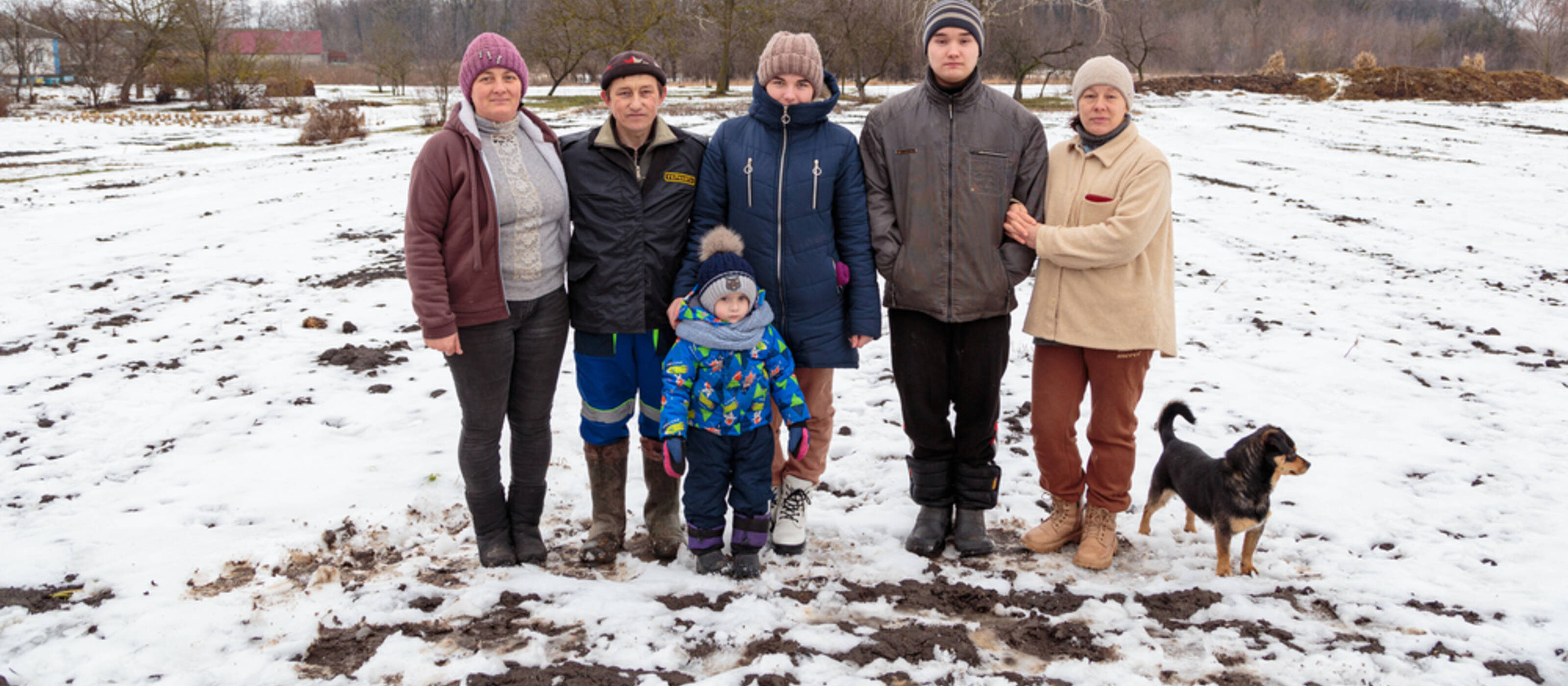 Olena (1st from r.) and her family fled from the Ukrainian war zone. Caritas helped them start a new life.
