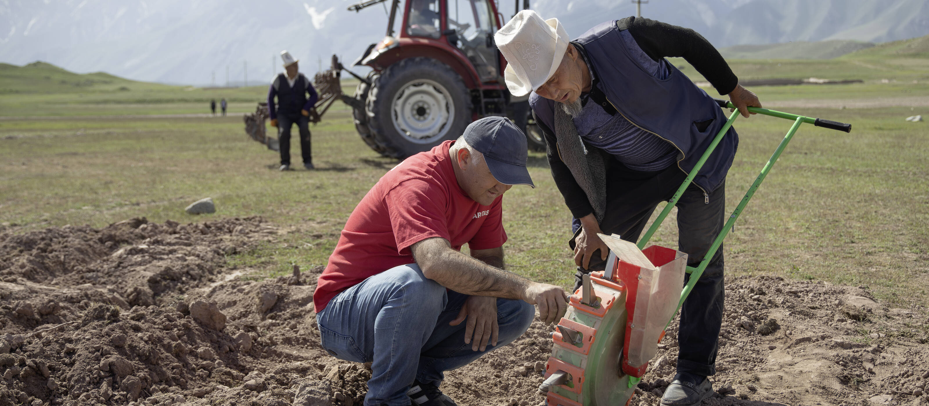 Bakhtiyor Ashurov, Projektmitarbeiter in Tadschikistan, ist regelmässig im Rasht-Tal und steht den Bäuerinnen und Bauern mit seinem grossen Wissen zur Seite. Der Agraringenieur begleitet das Projekt seit Beginn und kennt kennt die Herausforderungen der Landwirtschaft in der Region gut.