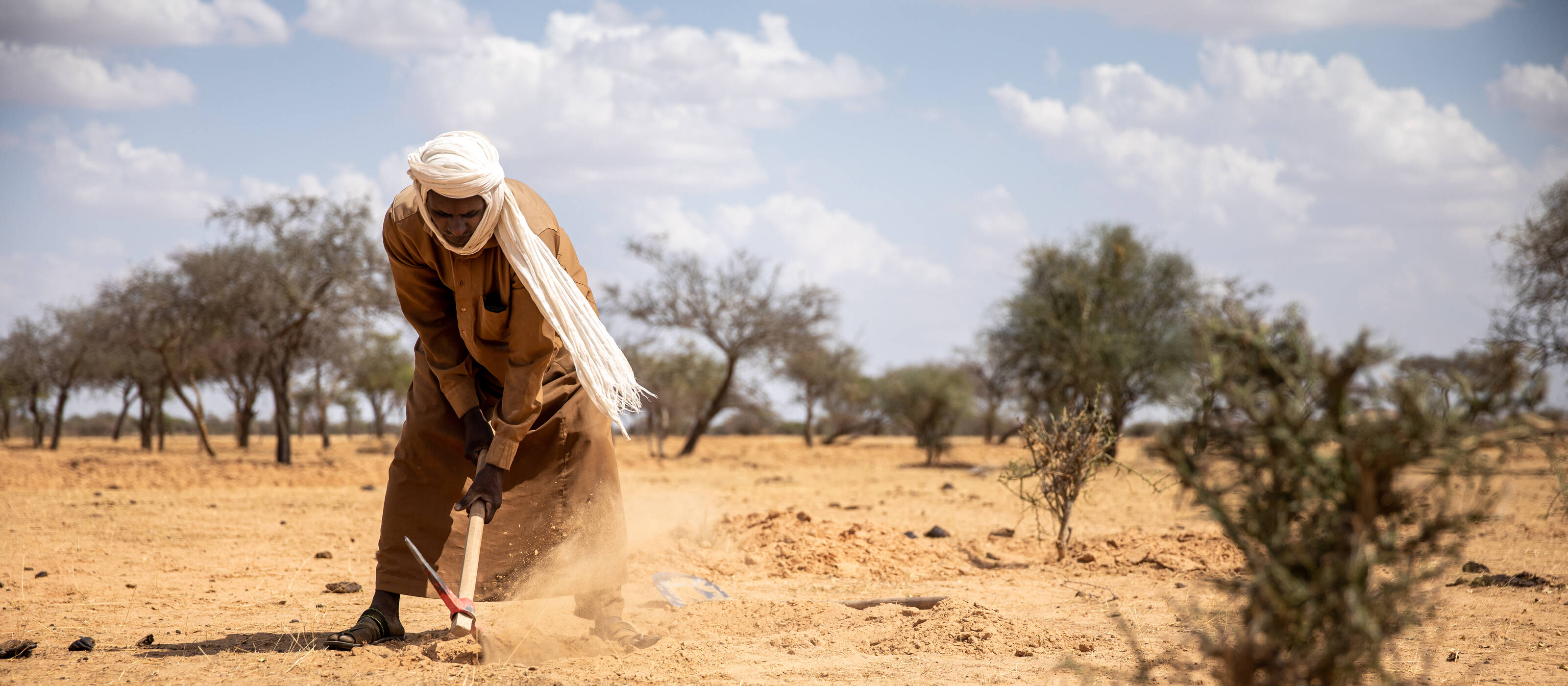 Bauer bei der Feldarbeit im Tschad: Menschen in Ländern des Globalen Südens verursachen so gut wie keine klimaschädlichen Emissionen, aber leiden am stärksten unter Hitze, Dürre und anderen Folgen des Klimawandels.