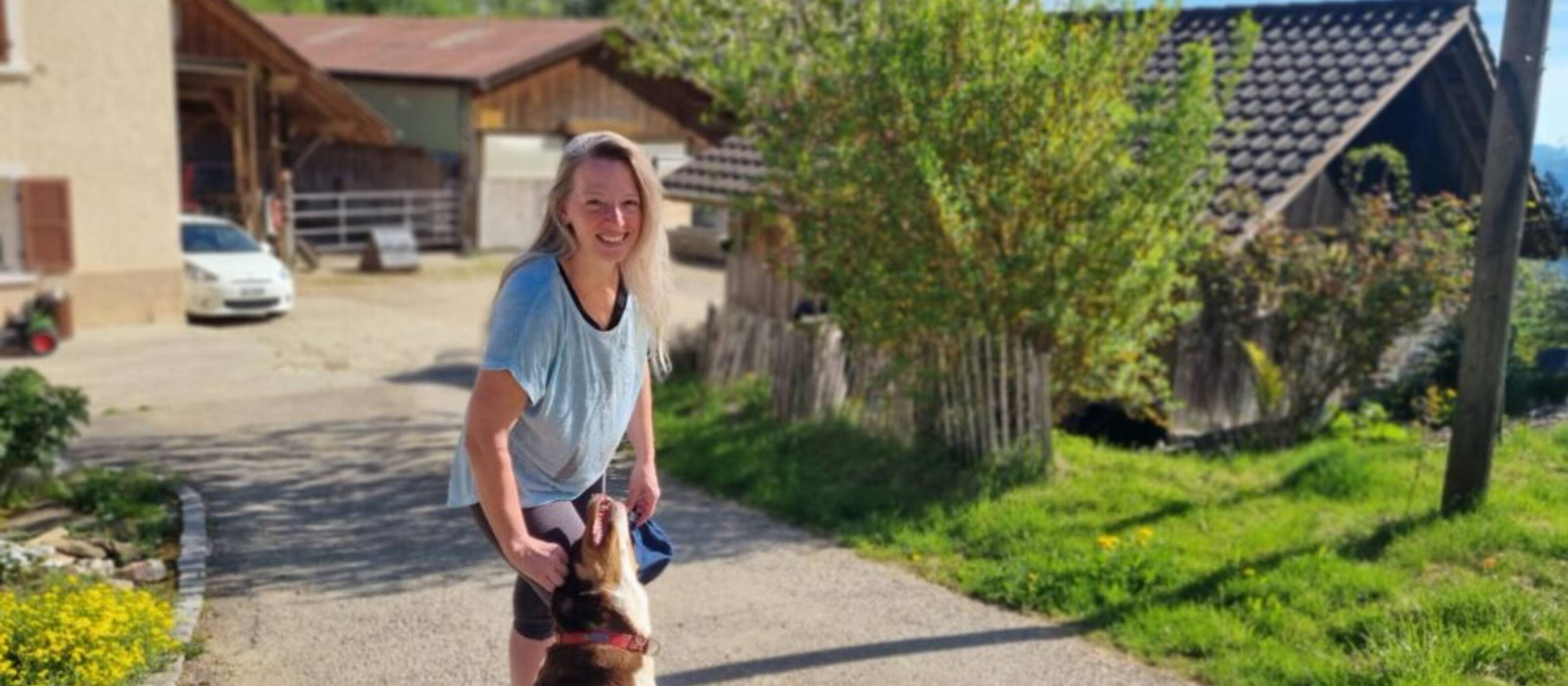 Céline Petermann betreibt ihren Bio-Bergbauernhof im Vallée
de Delémont allein. Die Unterstützung der freiwilligen Helferinnen
und Helfer der Caritas schätzt sie daher ganz besonders.