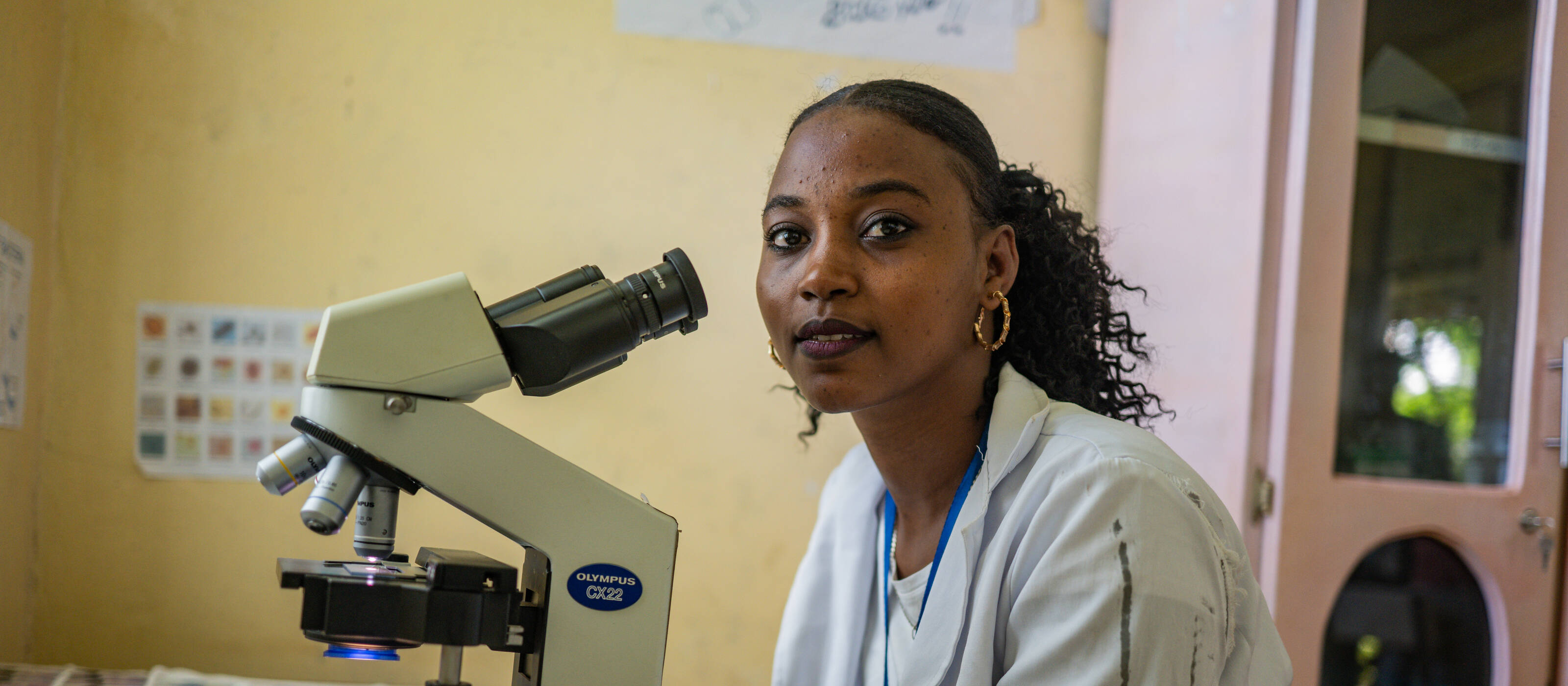 Derartu Shuwe al microscopio nel Centro sanitario di Bulle-Korma, dove lavora come tecnico di laboratorio medico