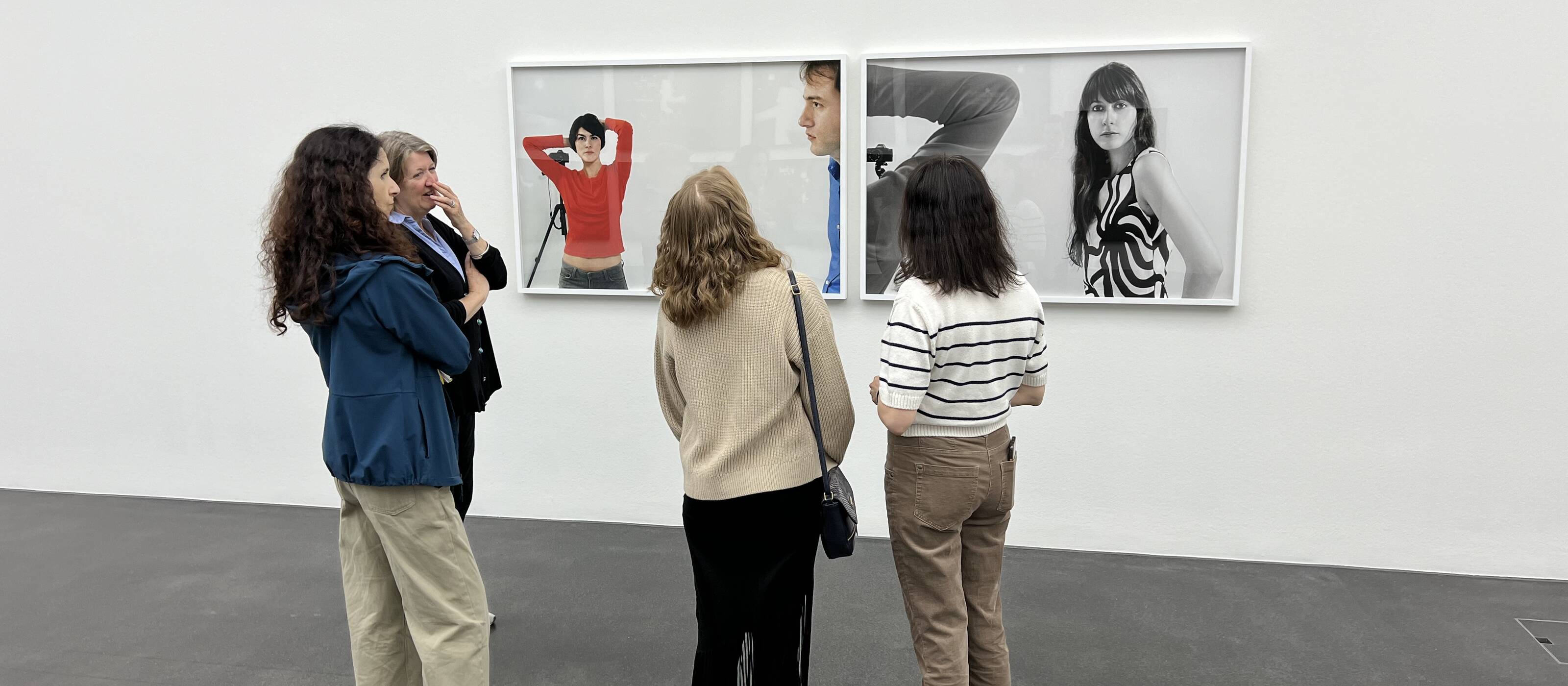 Discussions animées lors de la visite commune du musée.