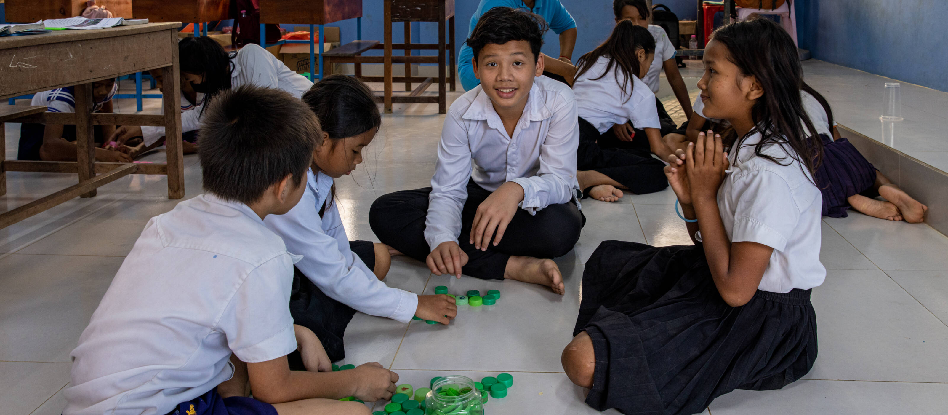 Enfants au Cambodge qui reçoivent un soutien grâce à la coopération internationale.