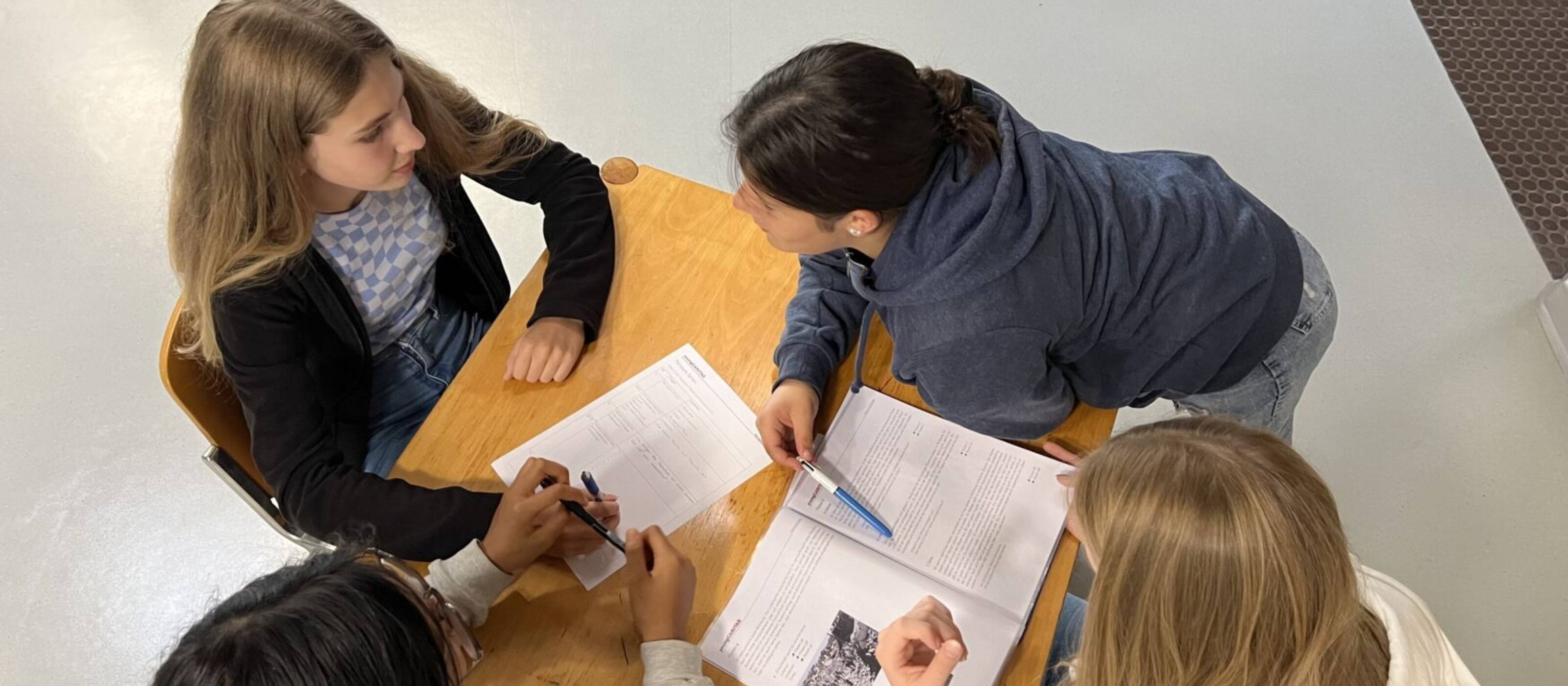 youngCaritas fornisce gratuitamente materiale didattico ai docenti su temi come povertà, migrazione,  cooperazione allo sviluppo, giustizia climatica e indebitamento giovanile.
