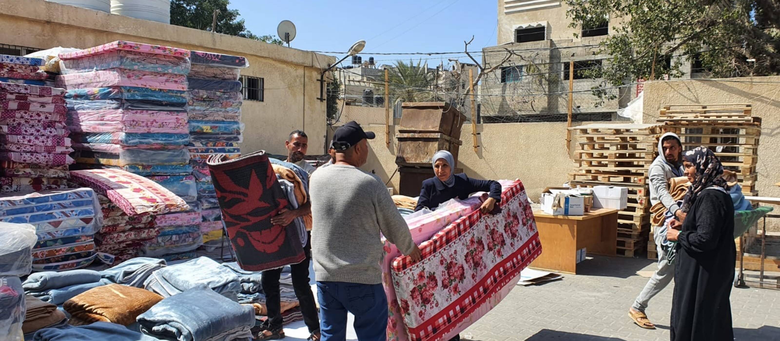 Laddove possibile, Caritas distribuisce, tramite le nostre organizzazioni partner, coperte, teloni e contanti alla popolazione nella Striscia di Gaza.