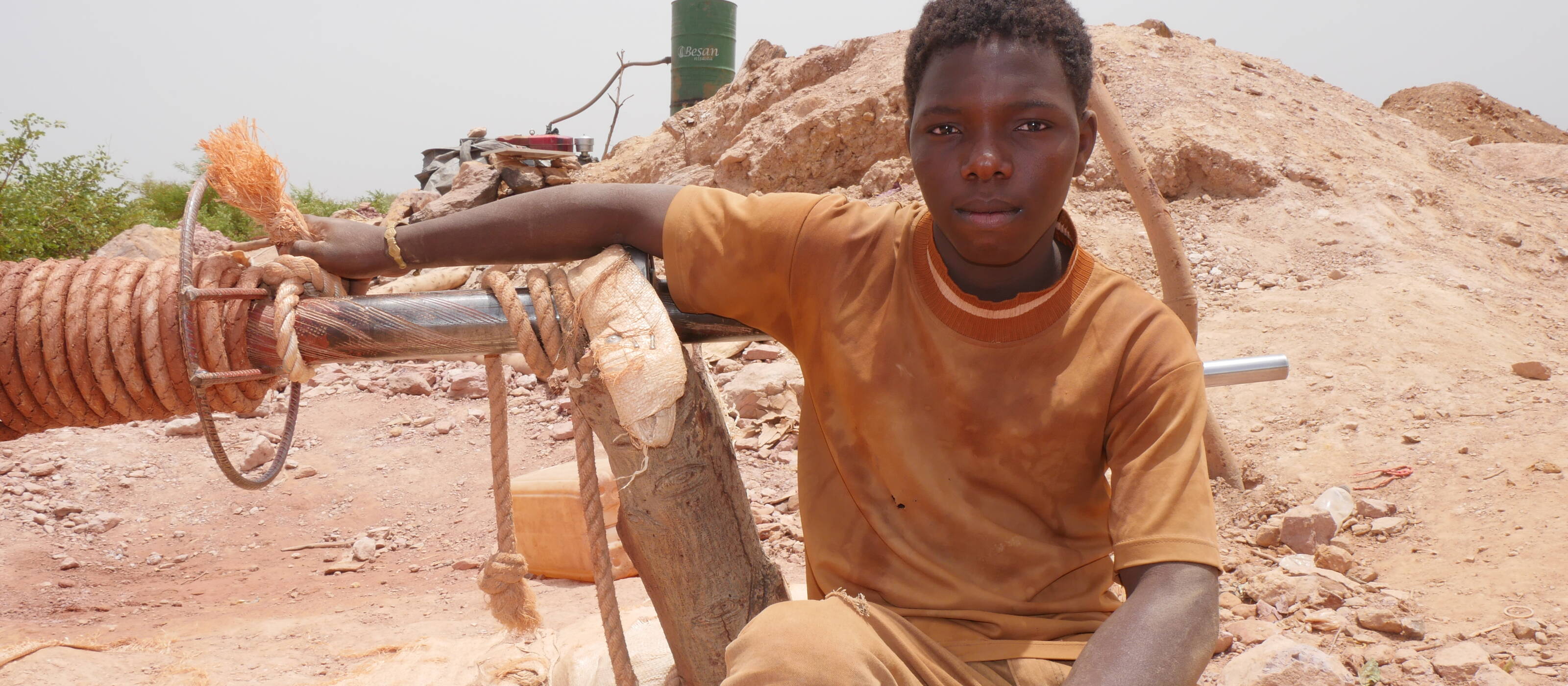 Des enfants travaillent dans l'extraction de l'or, comme on le voit sur l'image de la mine d'or de Guido au Burkina Faso.