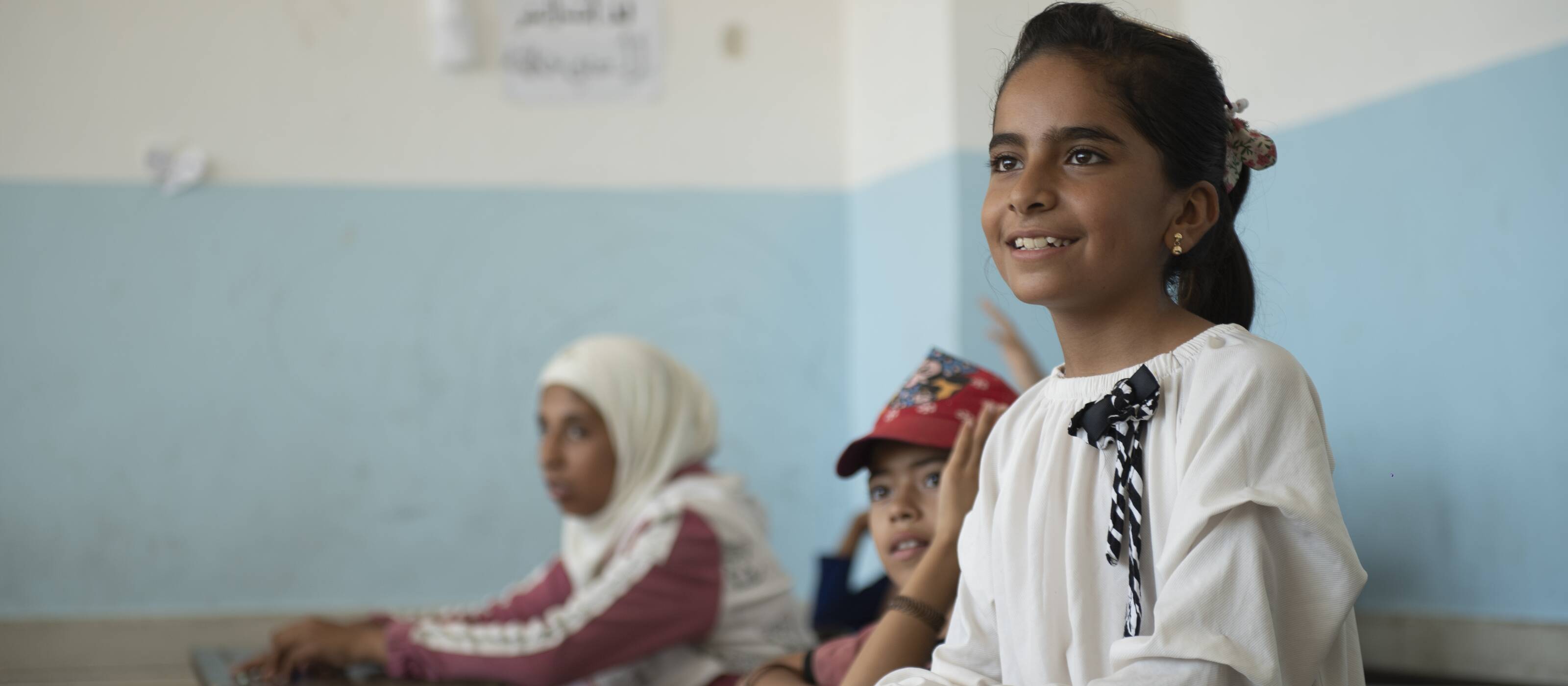 Amira ama andare a scuola e frequenta le lezioni estive di Caritas. I suoi genitori contano su di lei.