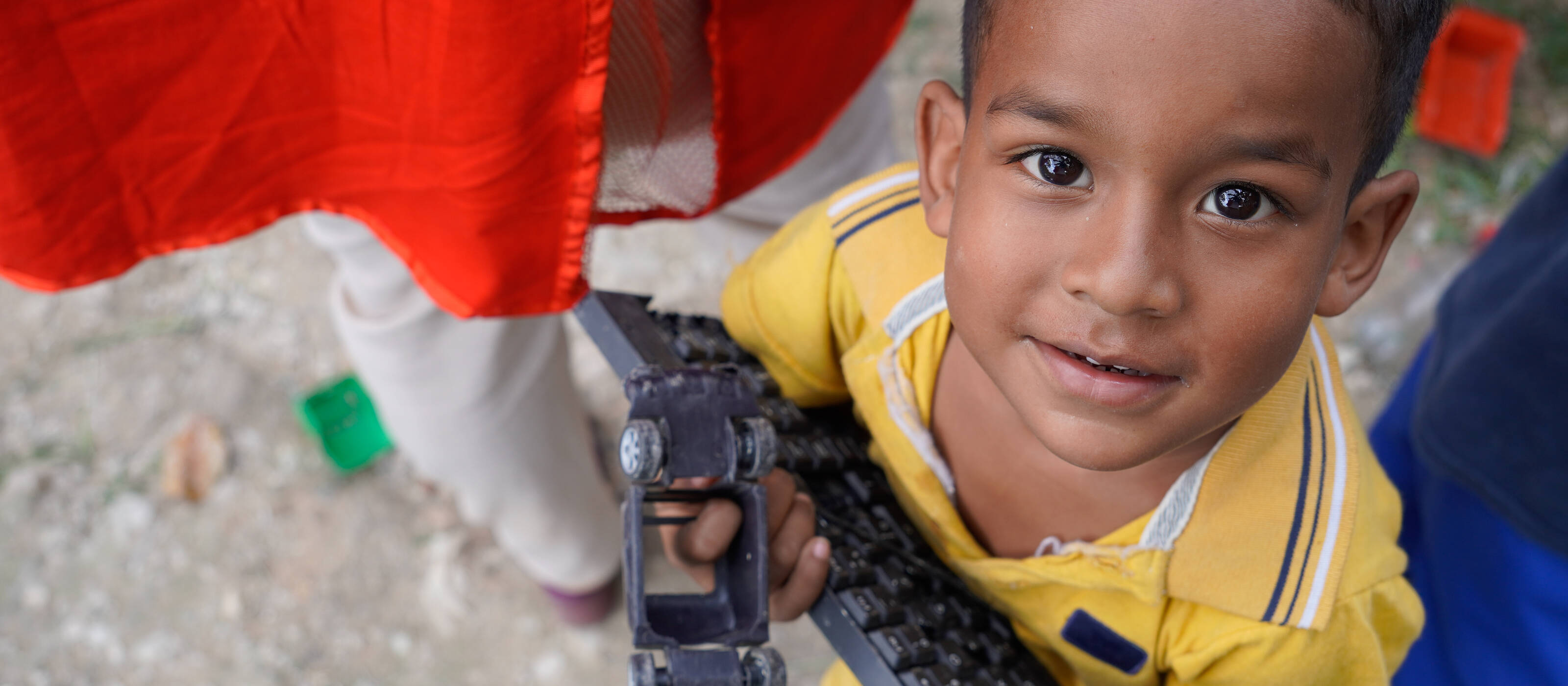 I bambini e i giovani soffrono spesso particolarmente a causa delle condizioni abitative anguste in Colombia, dove devono vivere con i loro genitori in case sovraffollate.