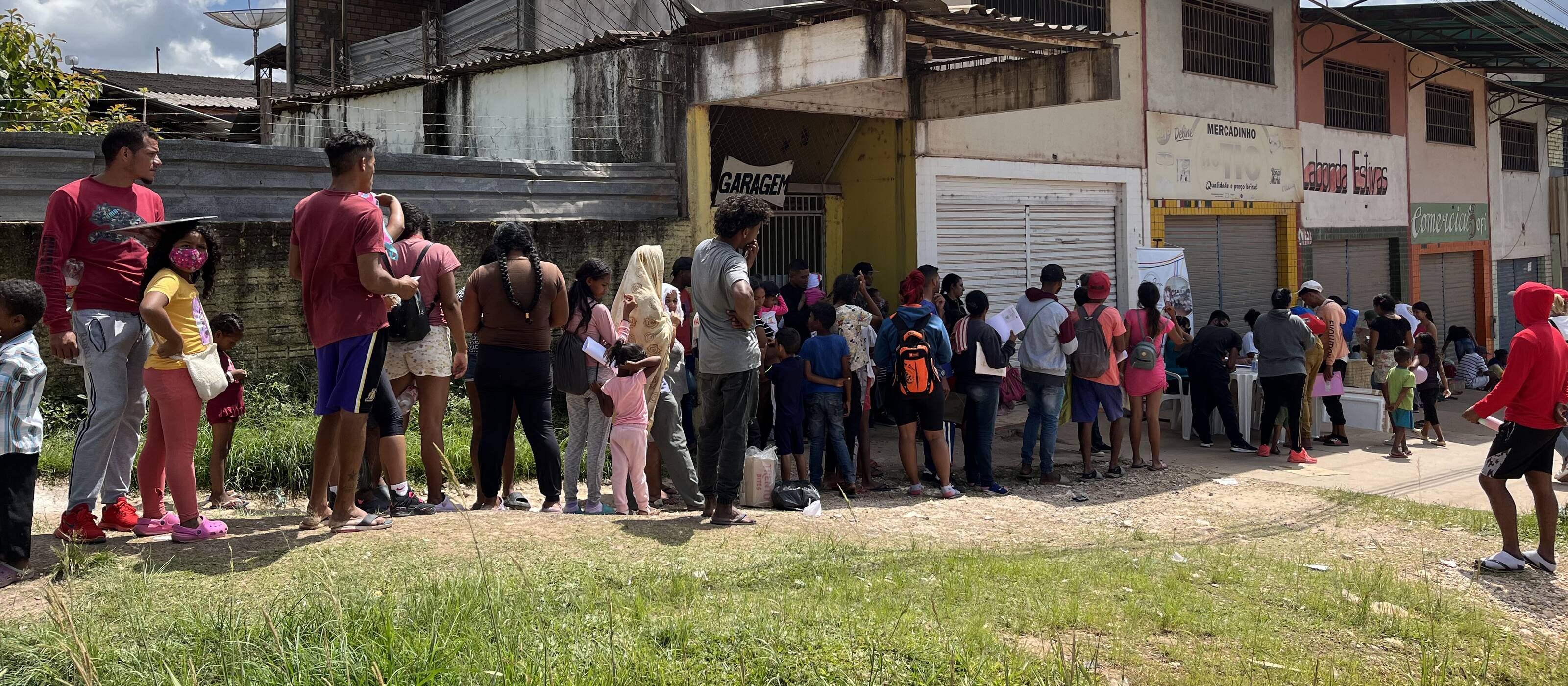 Des personnes ayant fui le Venezuela arrivent au Brésil.