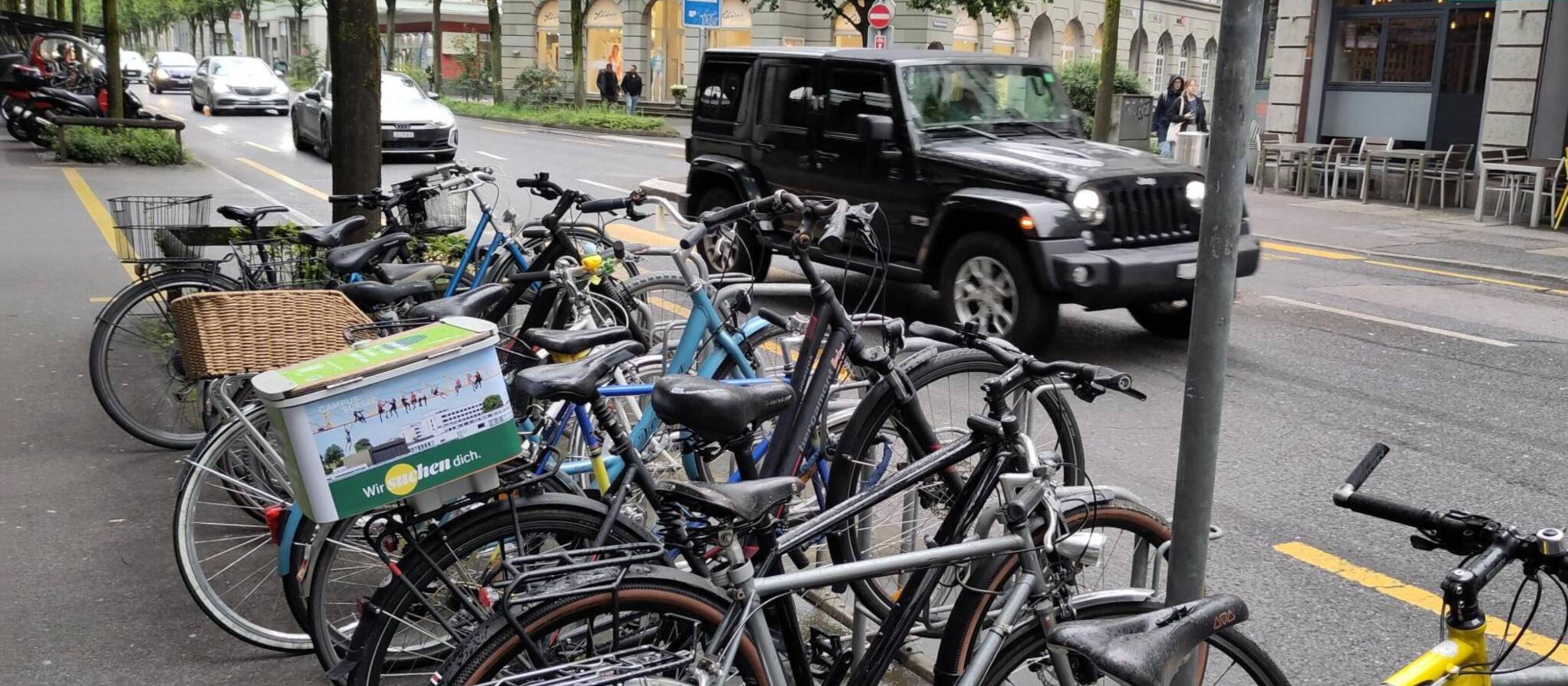 Bicicletta al posto dell’auto: nei trasporti, le persone con un reddito basso producono meno emissioni di CO2 rispetto alle persone ricche.