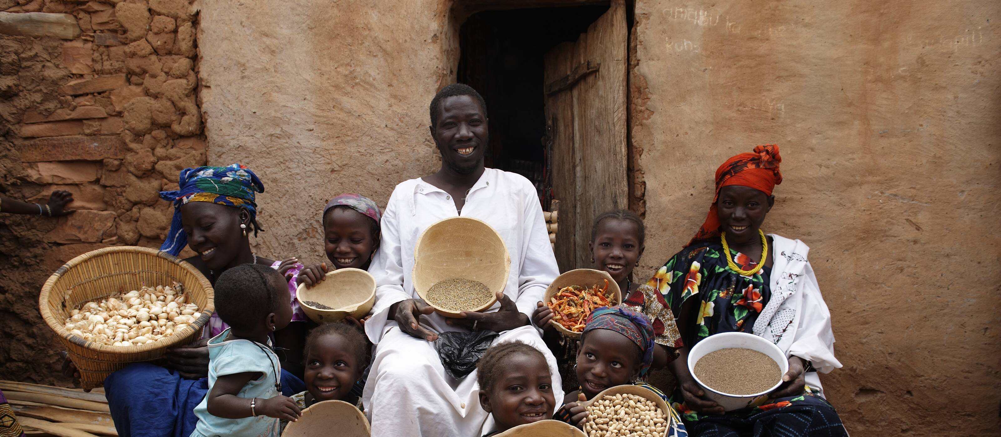 Les agricultrices et agriculteurs au Mali sont particulièrement touchés par les effets du changement climatique. Garantir la sécurité alimentaire n’est possible que s’ils ont accès aux ressources et technologies nécessaires pour produire suffisamment de denrées alimentaires, même dans des conditions climatiques modifiées.