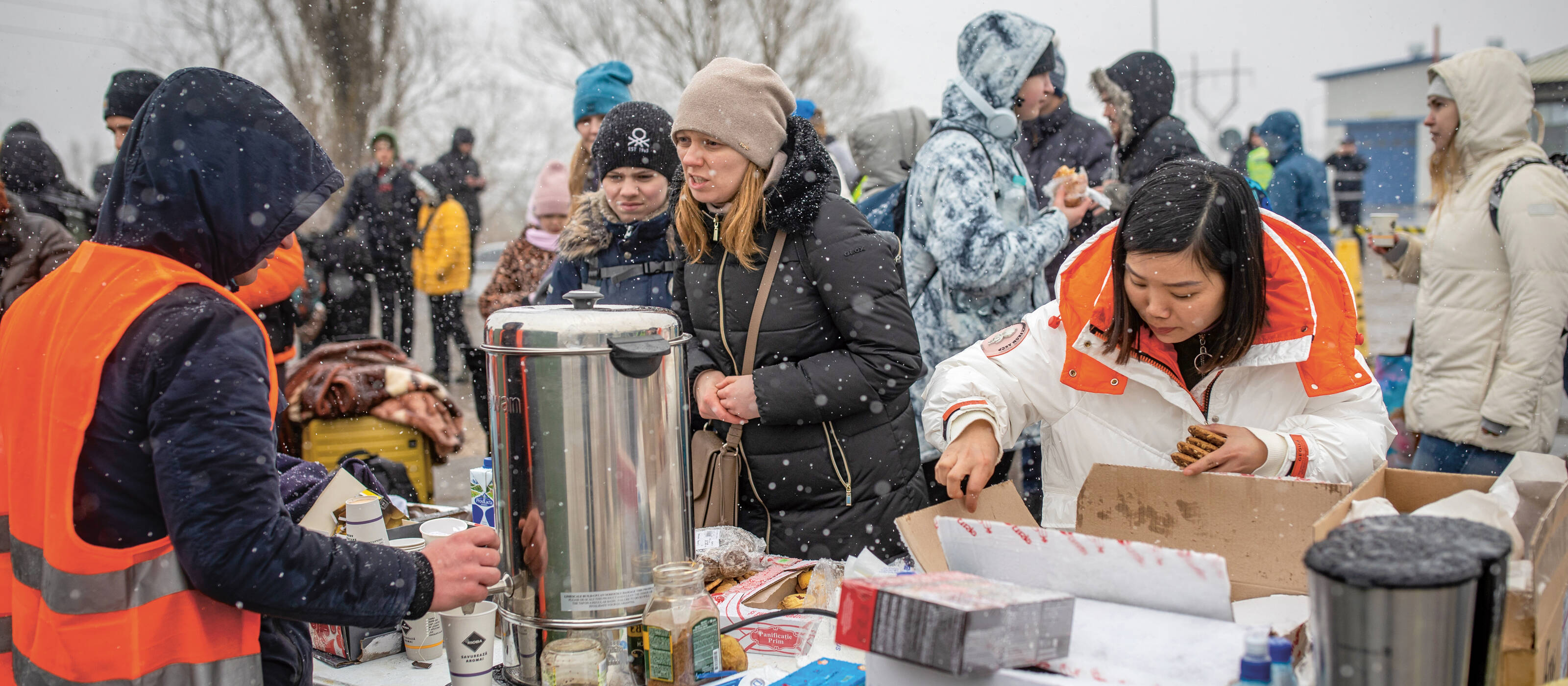 In Ucraina, Caritas ha rifornito la gente di beni primari subito dopo lo scoppio della guerra, come qui al confine con la Repubblica di Moldova.