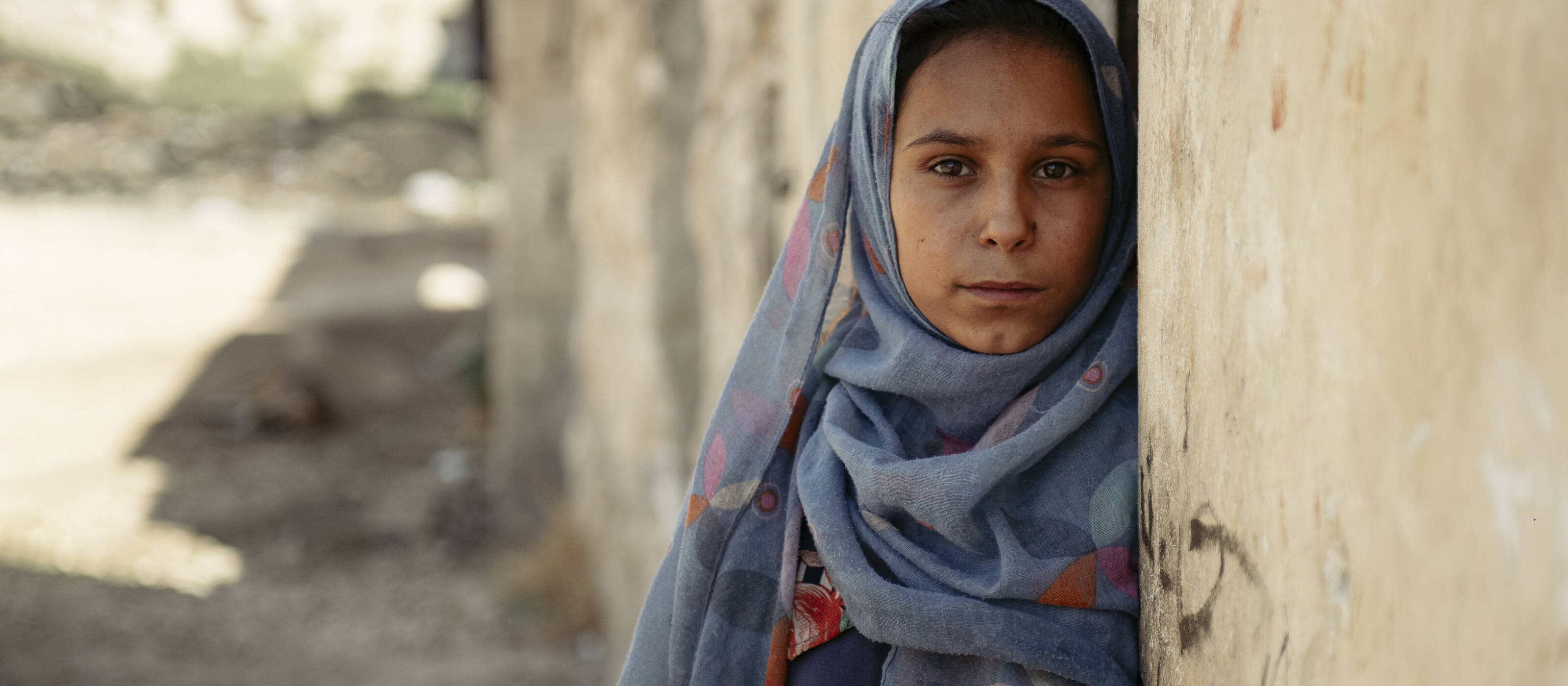 Mayla, 13 anni, vive con i genitori e sei fratelli ad Aleppo. Sono fuggiti dalla guerra civile anni fa e da allora hanno vissuto in povertà.