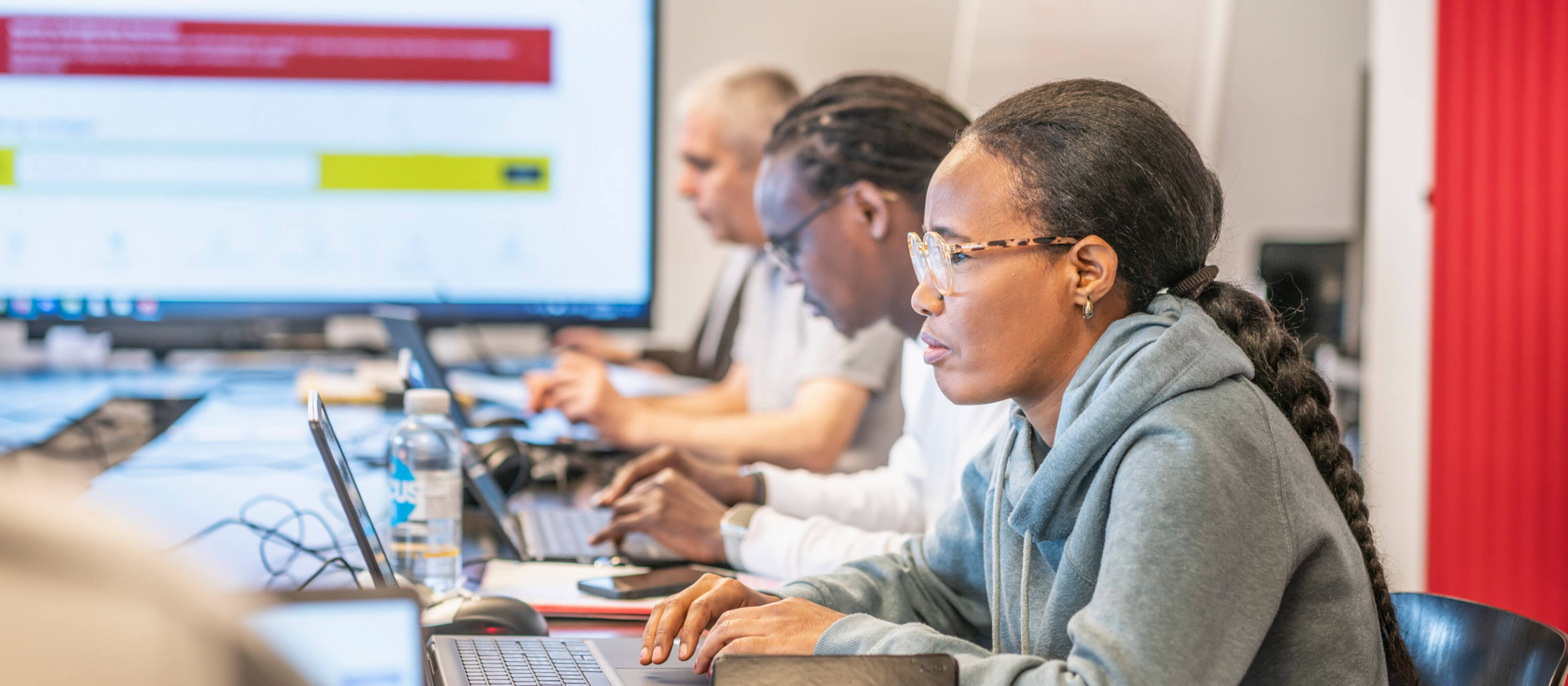 Con il progetto «Sostegno digitale» le persone interessate vengono aiutate a gestire gli apparecchi digitali.