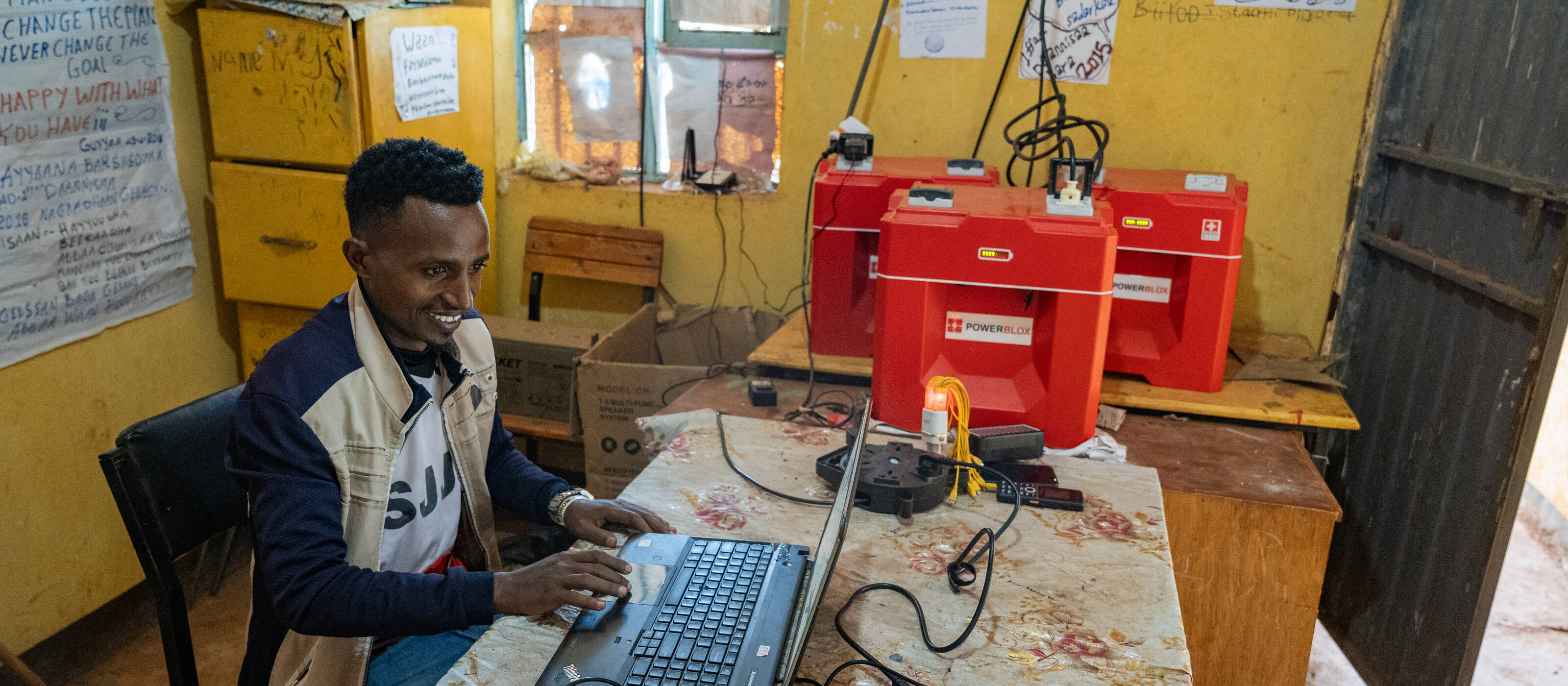 The Danisa Kerkero Primary School in the Bale region of Ethiopia has access to electricity for the first time ever thanks to its involvement in a project between Caritas and Power-Blox. Thanks to sustainable solar energy, they can now print documents, charge devices and use classrooms for evening classes, for example.