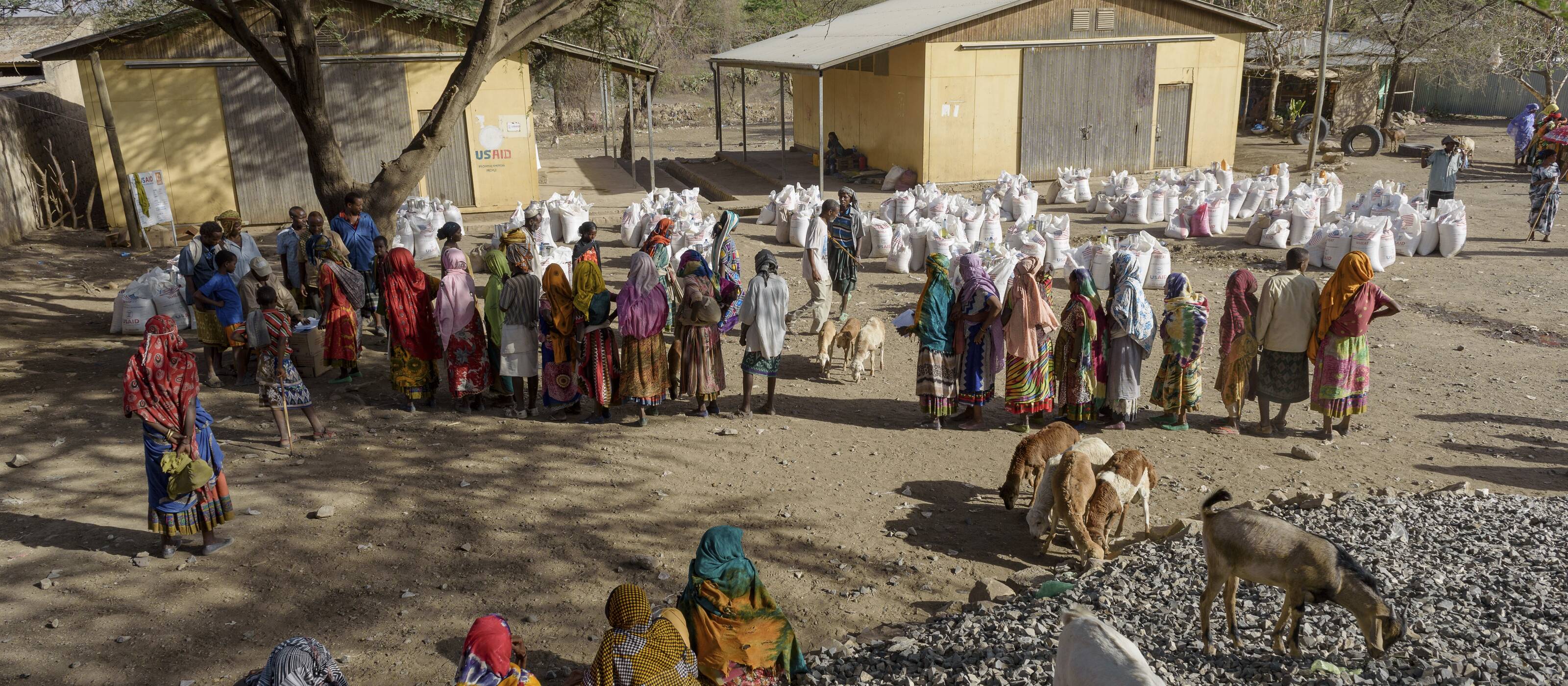 Distribution de nourriture aux personnes dans le besoin sur la place du marché de Mieso par l'organisation humanitaire américaine USAID.