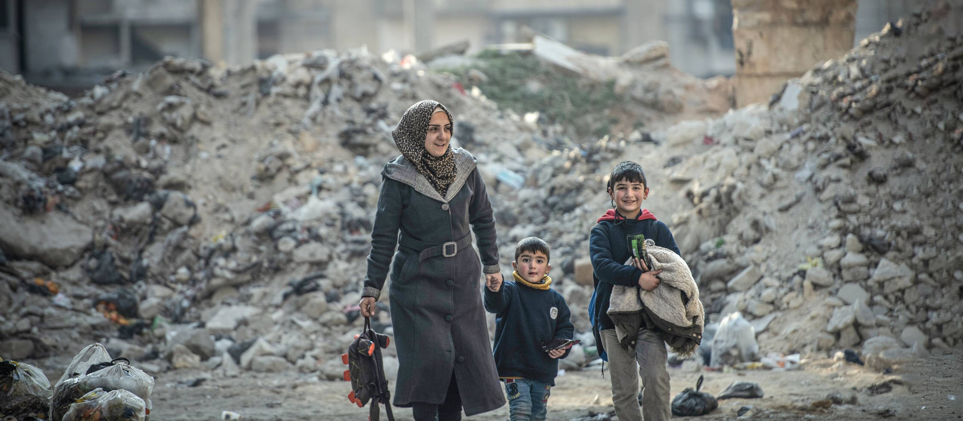Ismail dalla Siria con sua madre e suo fratello in cammino verso la scuola