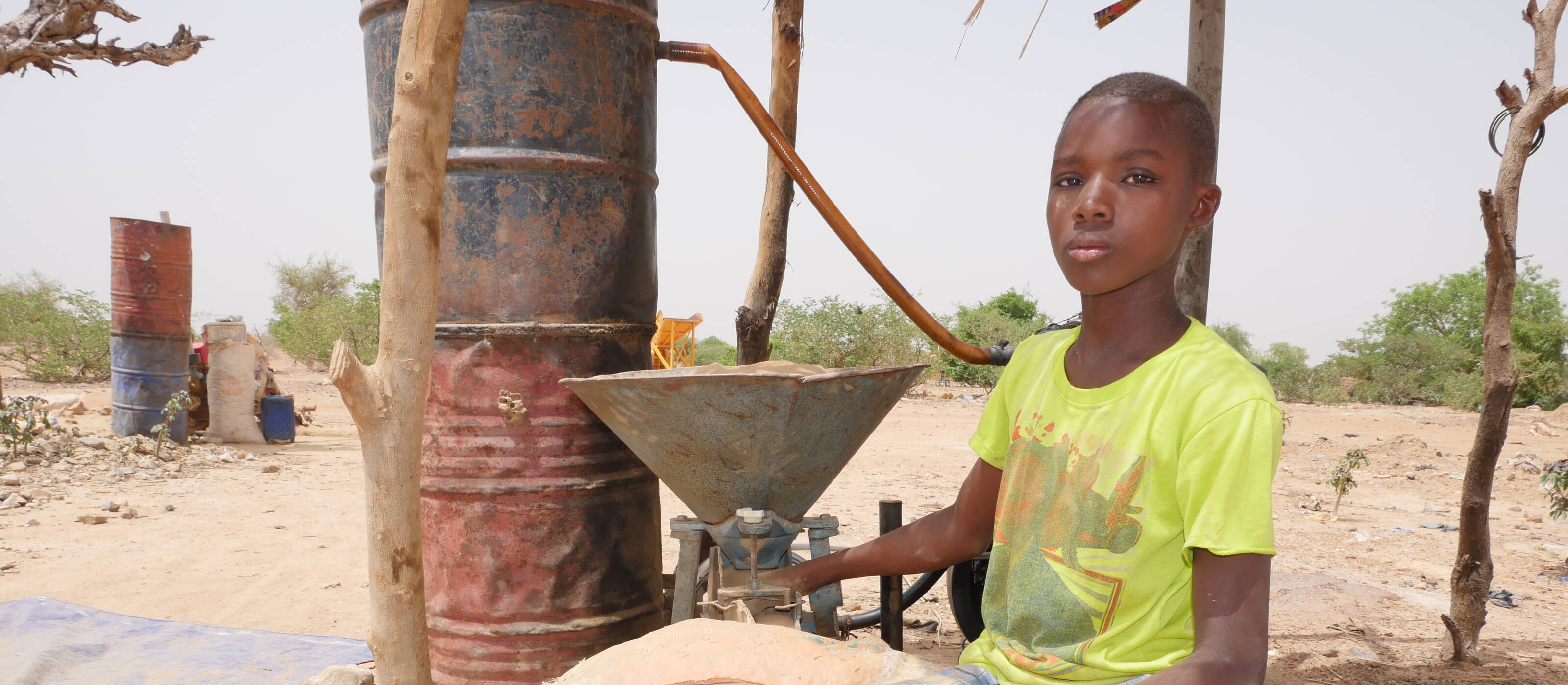 Come molti bambini della regione, anche il quindicenne Amadou lavora nell’impianto di estrazione dell’oro a Méguet.