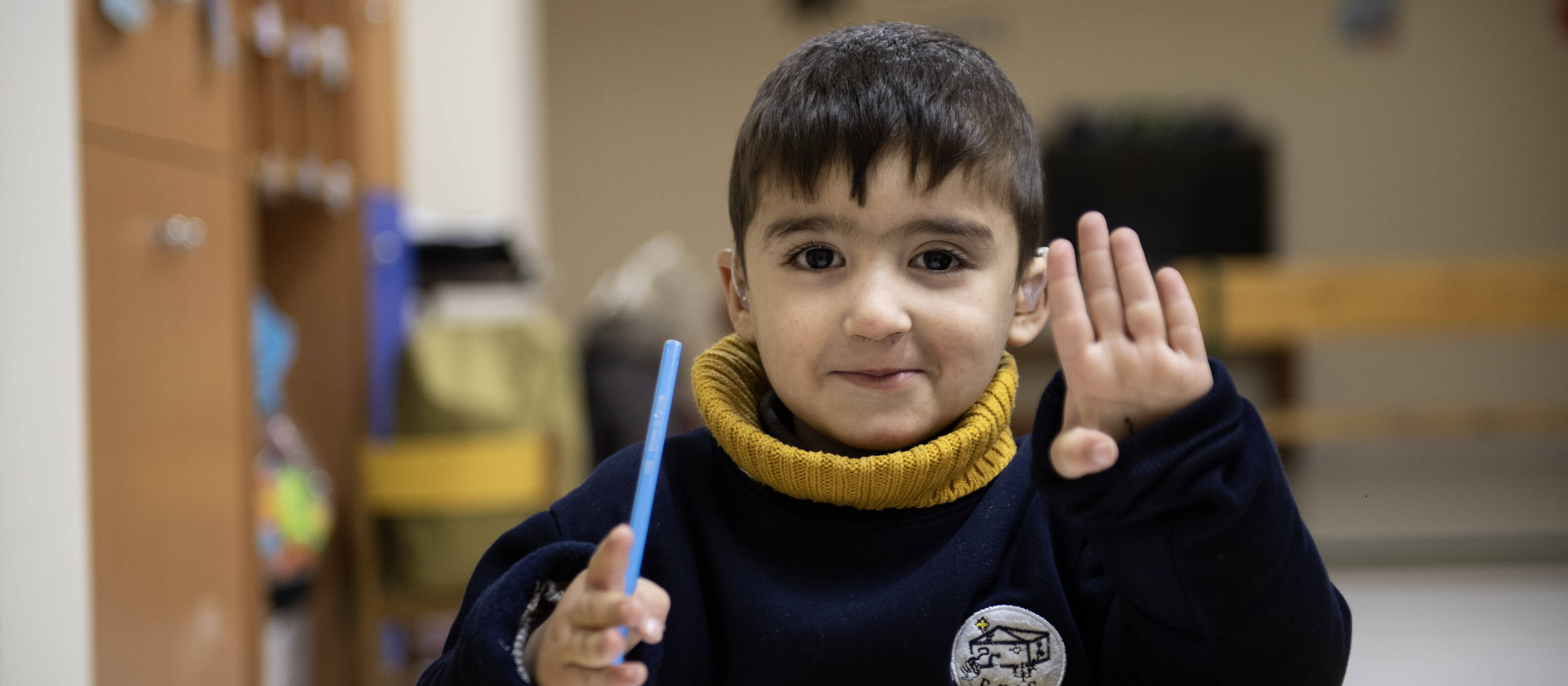 Ismail kann weiter zur Schule gehen, weil seine Mutter dank der Hilfe der Caritas nun ihren Beruf selbständig ausüben kann.