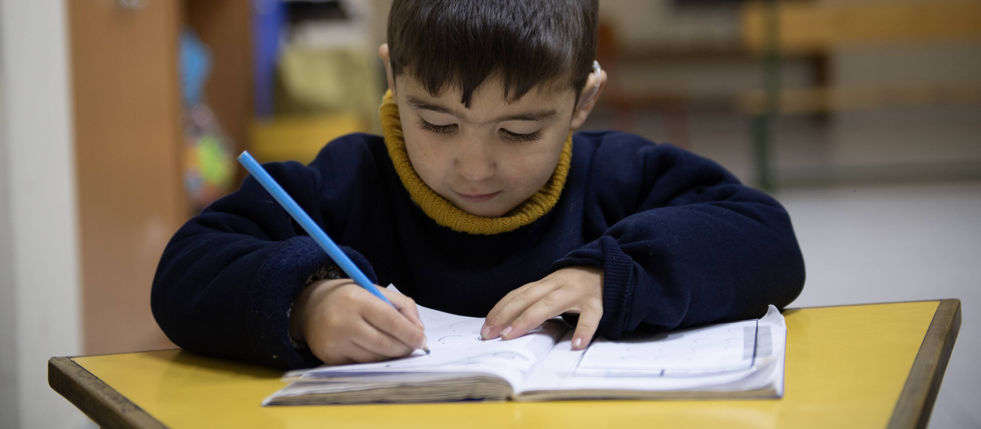 Ismail peut continuer d’aller à l’école, car sa mère peut désormais exercer son métier de coiffeuse indépendante grâce à Caritas.
