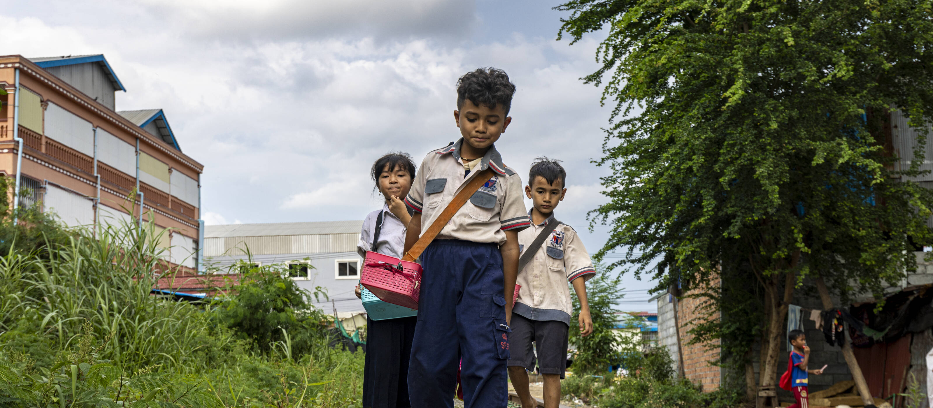 Dara, 7 anni, Arun e Nian, entrambi di 9 anni, girano tutte le notti per le strade di Poipet, raccolgono rifiuti, vendono dolciumi e chiedono l’elemosina.