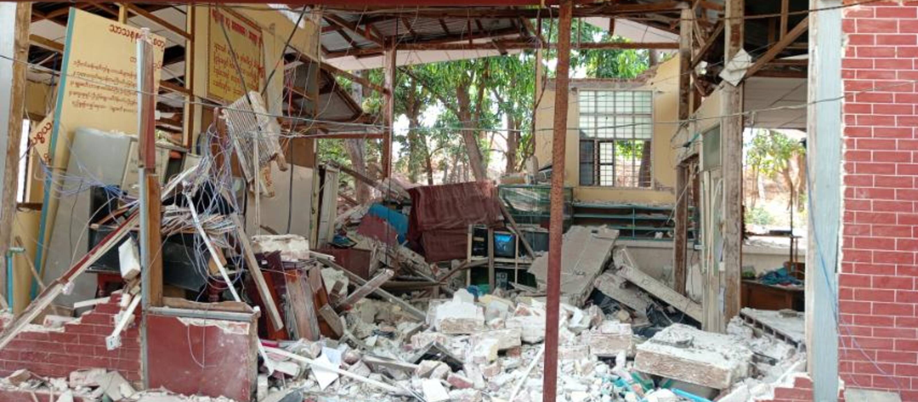 Le tracce del terremoto in Myanmar sono ovunque: edifici distrutti e strade danneggiate segnano il paesaggio del Paese.