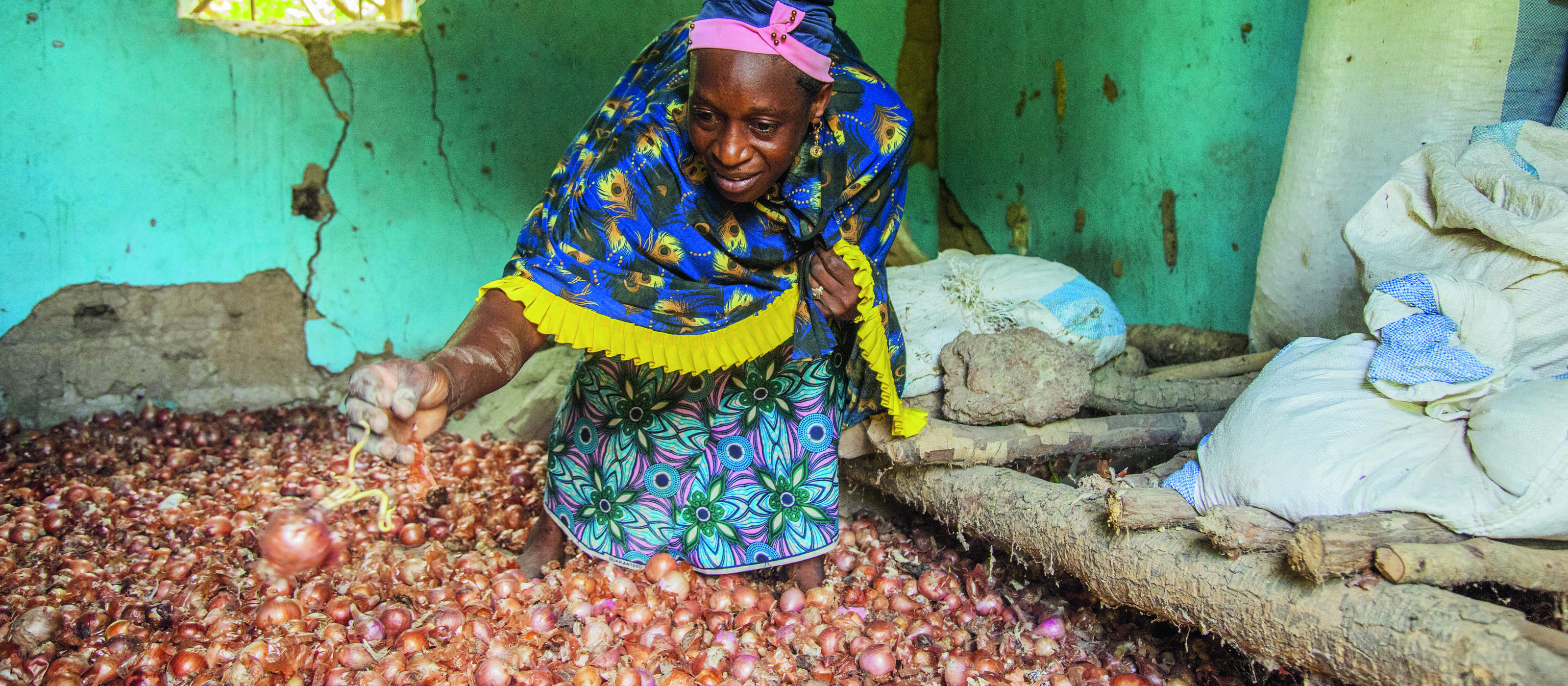 Fatoumata Diakité tra le sue cipolle.
