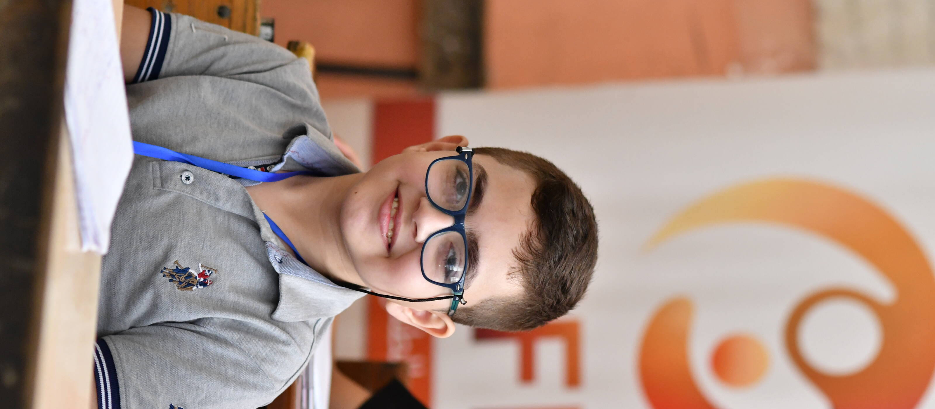 Mahmoud è uno scolaro curioso e diligente.