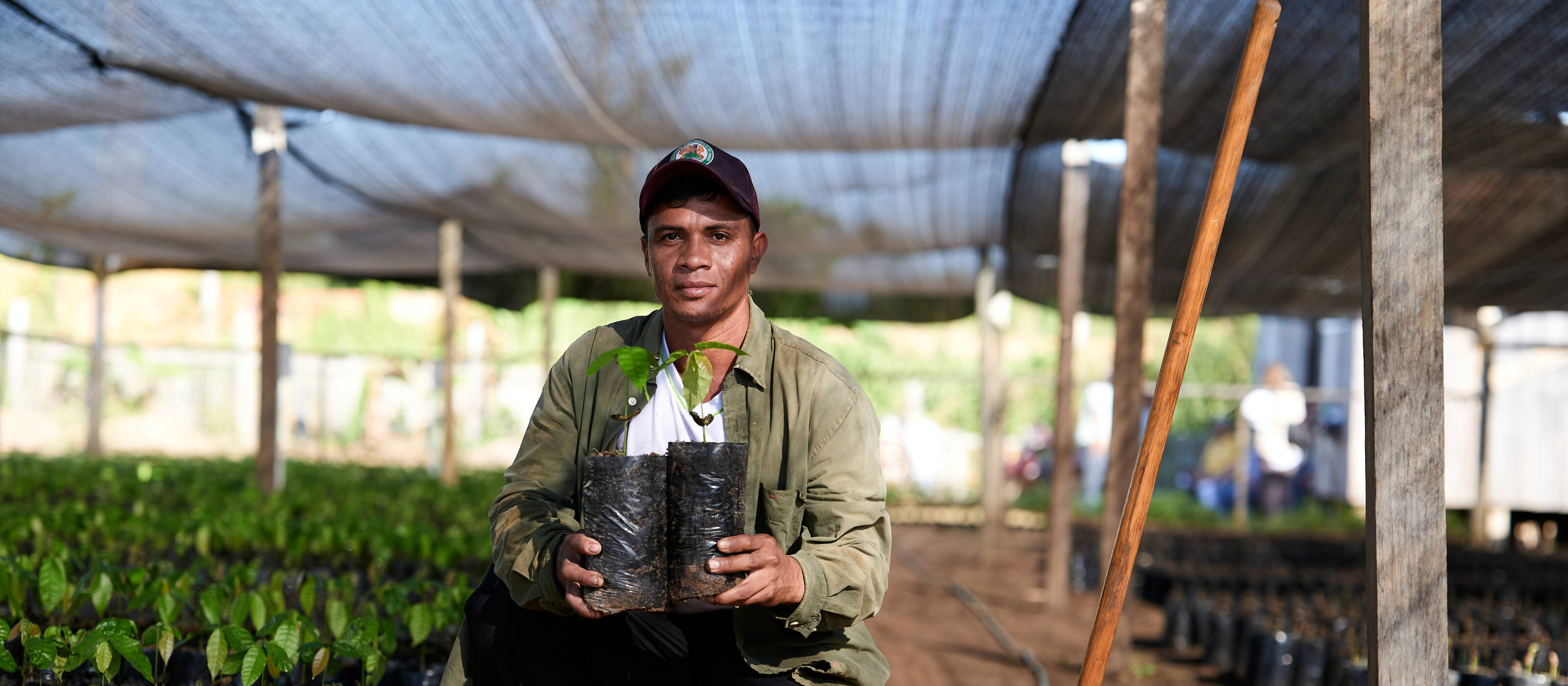 Amazonas Résilient – un projet de Caritas pour la protection de la forêt tropicale en Bolivie. Alejandro Tibi Flores s’occupe de la pépinière.