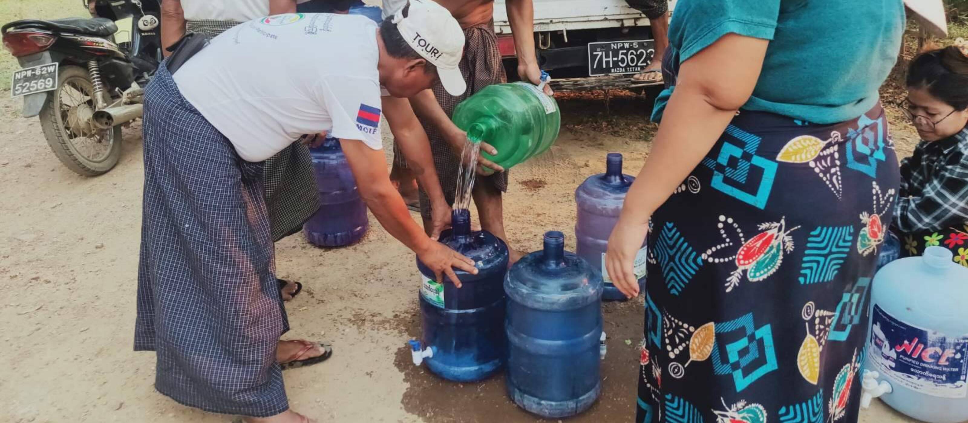 Eine andere kleine, lokale Partnerorganisationen verteilt Trinkwasser an die Bevölkerung.