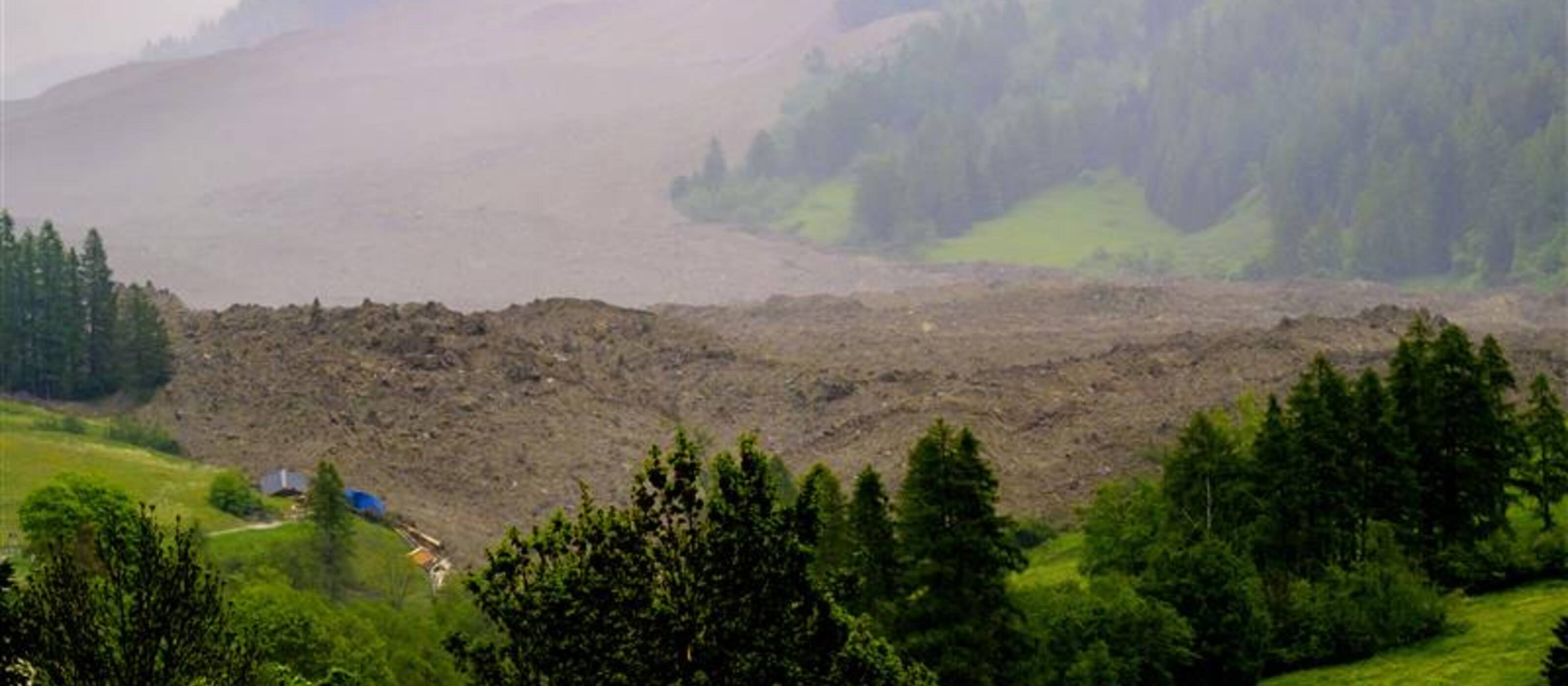 L'avalanche d'éboulis a enseveli une grande partie du village.