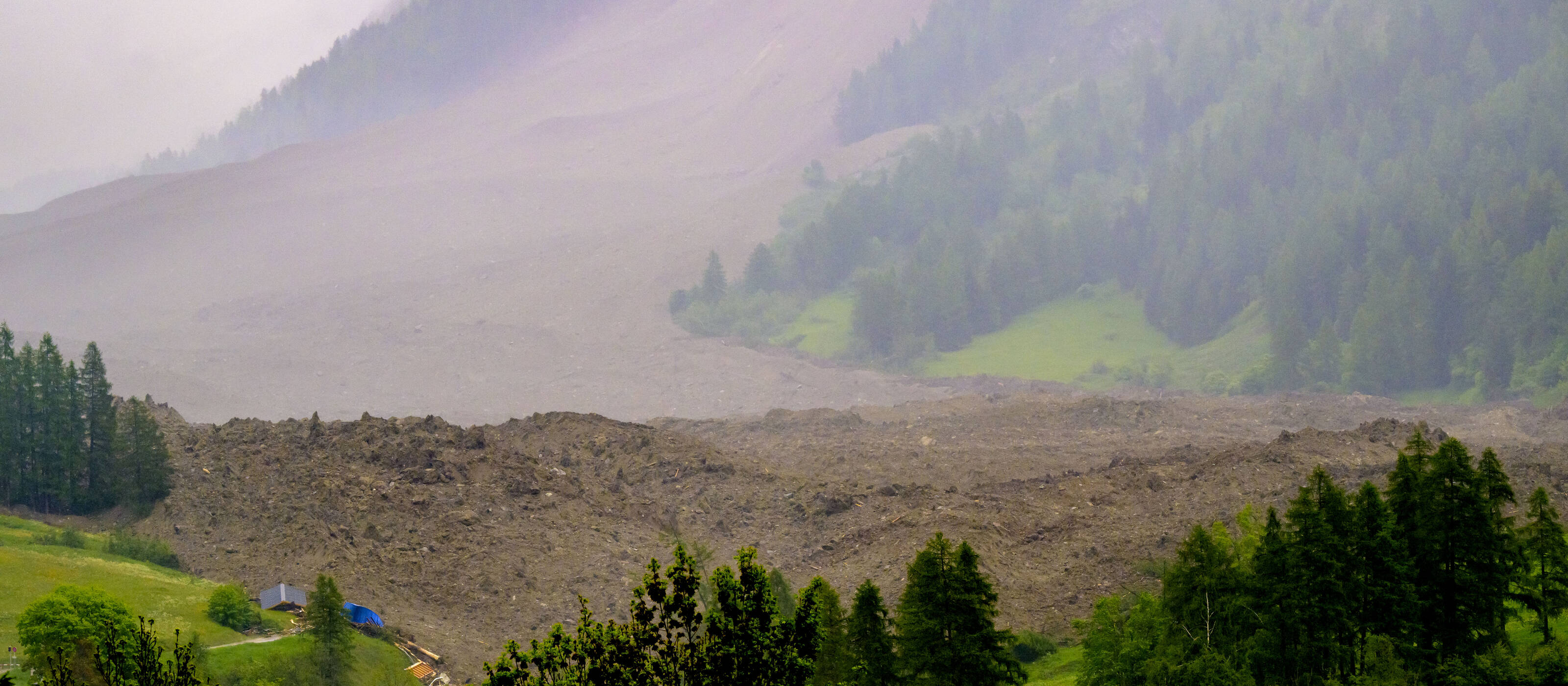L'avalanche d'éboulis a enseveli une grande partie du village.