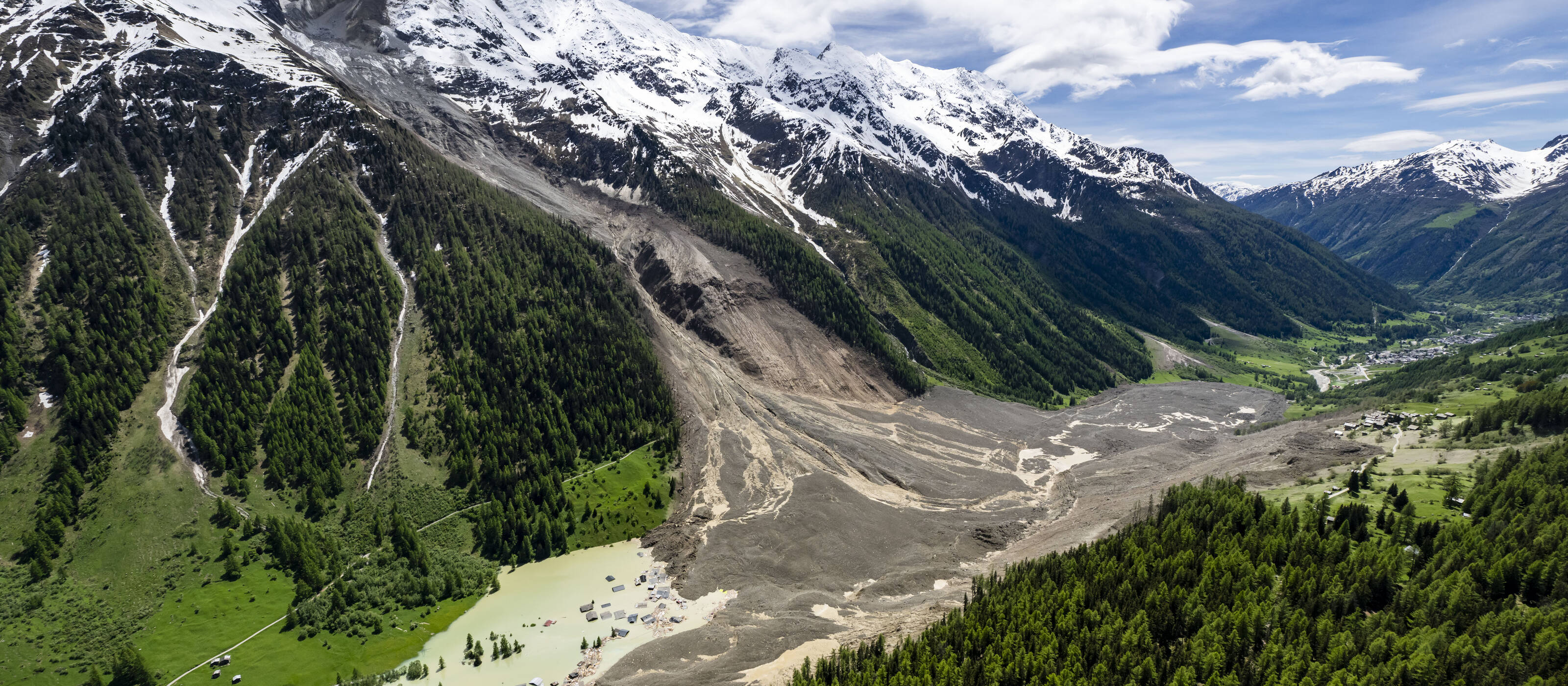 Das Ausmass der Zerstörung ist enorm. Blatten wurde verschüttet und steht unter Wasser.