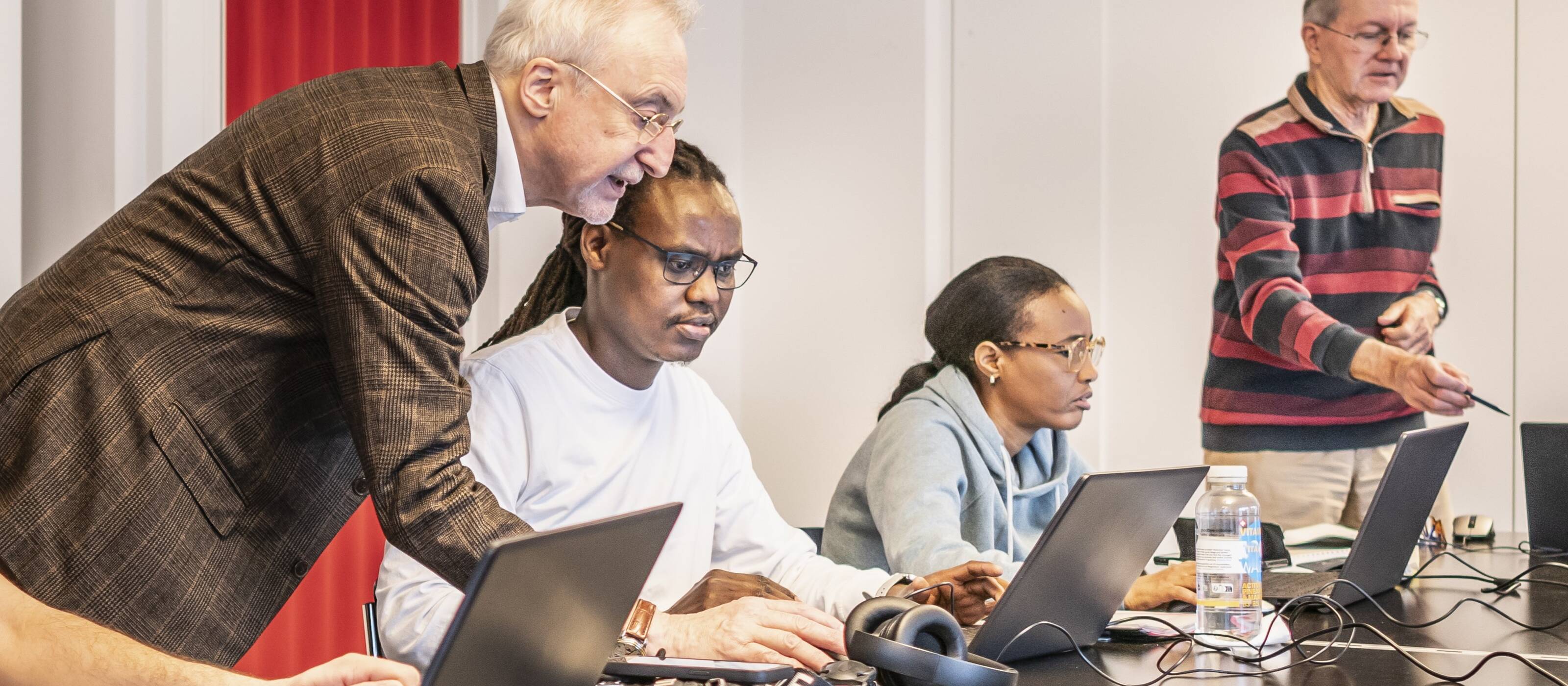 Le projet «Soutien numérique» permet d’acquérir les compétences de base nécessaires pour s’intégrer dans le monde du travail numérique.