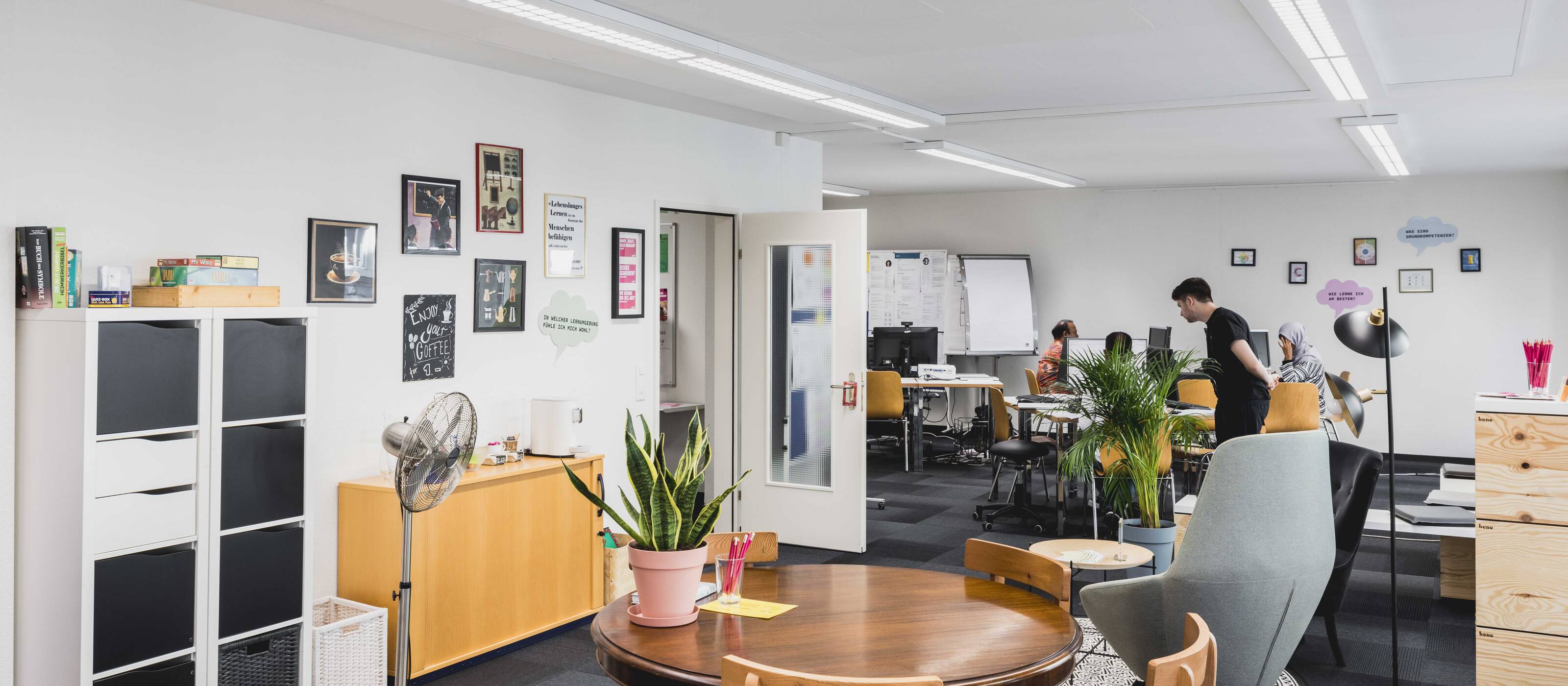 Die LernLounge unterstützt die Betroffenen bei Bewerbungsprozessen und stellt elektronische Geräte zur Verfügung.