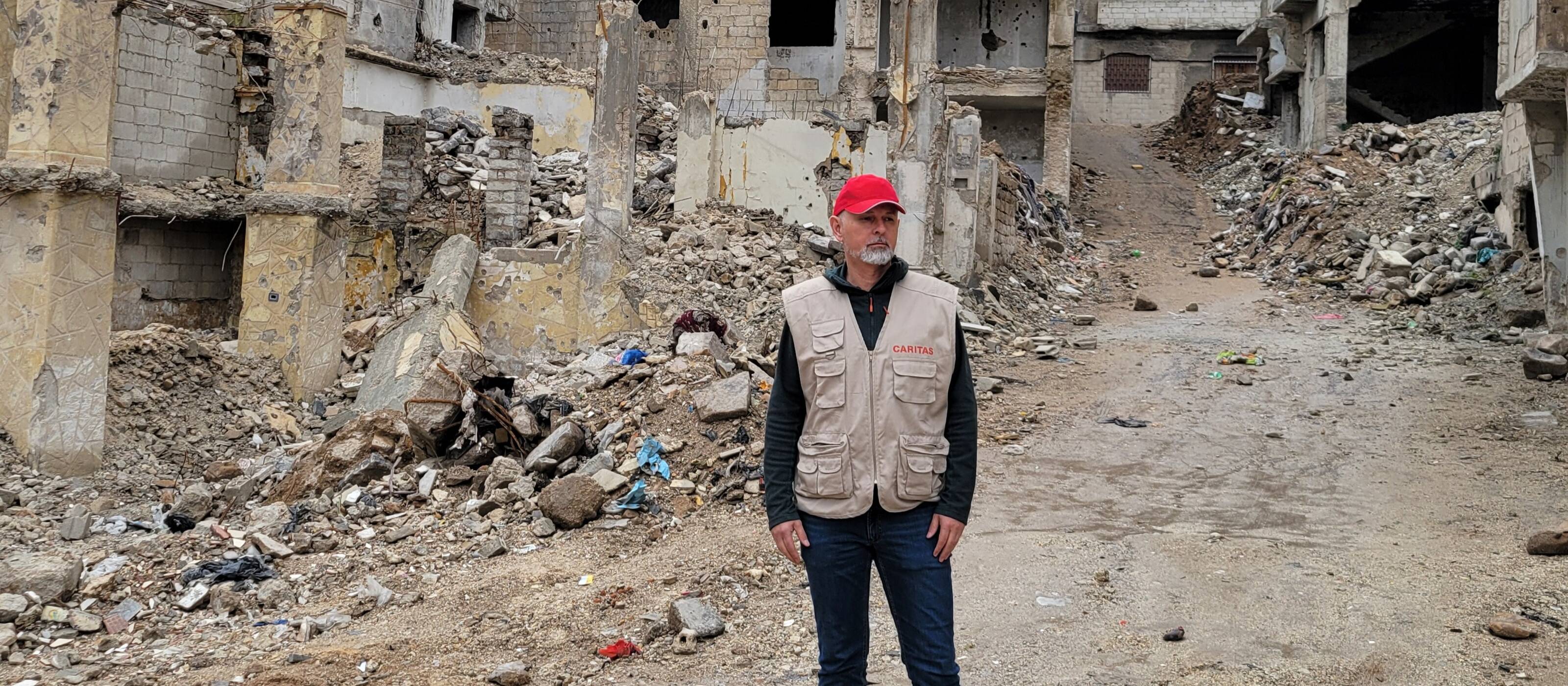 Peter Lack, direttore di Caritas, a Homs, in visita nelle aree colpite.