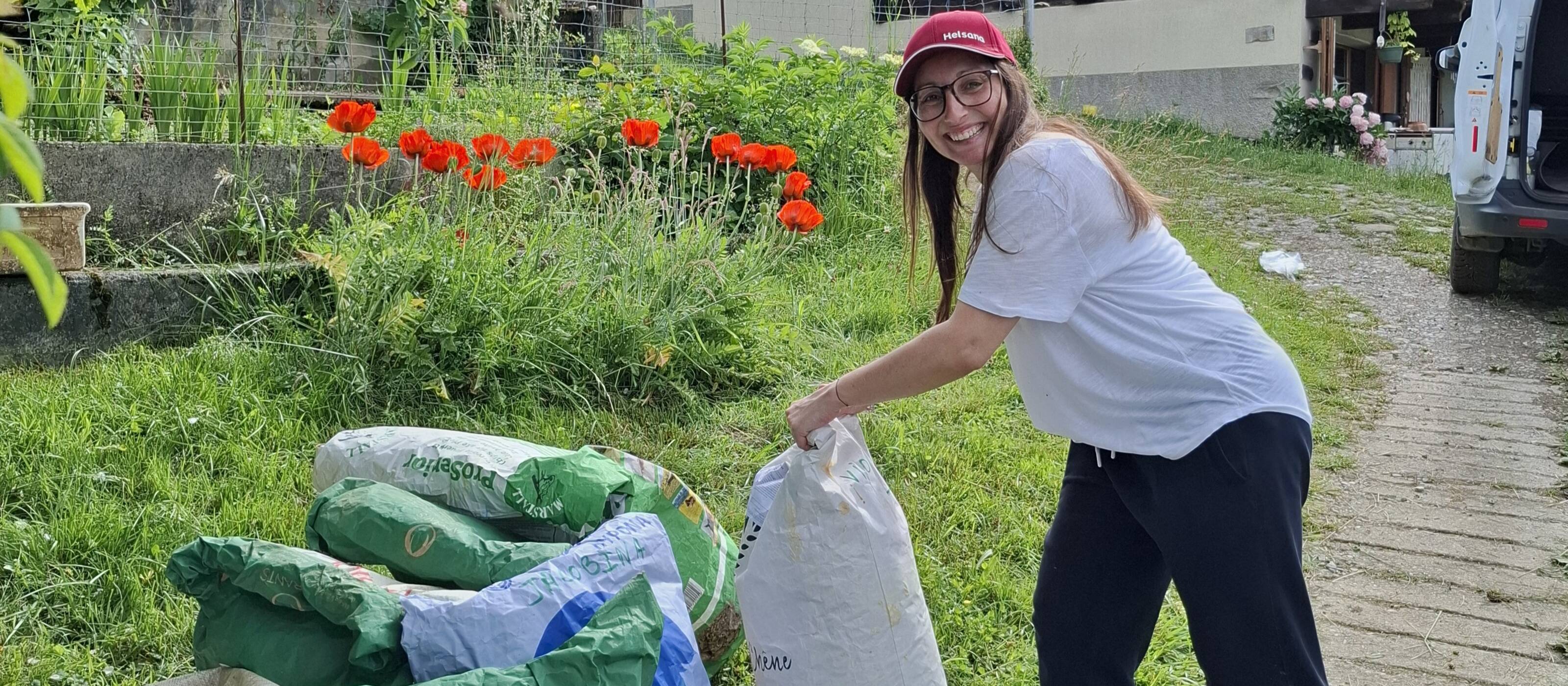 Yasmina füllt Säcke mit Schafwolle.
