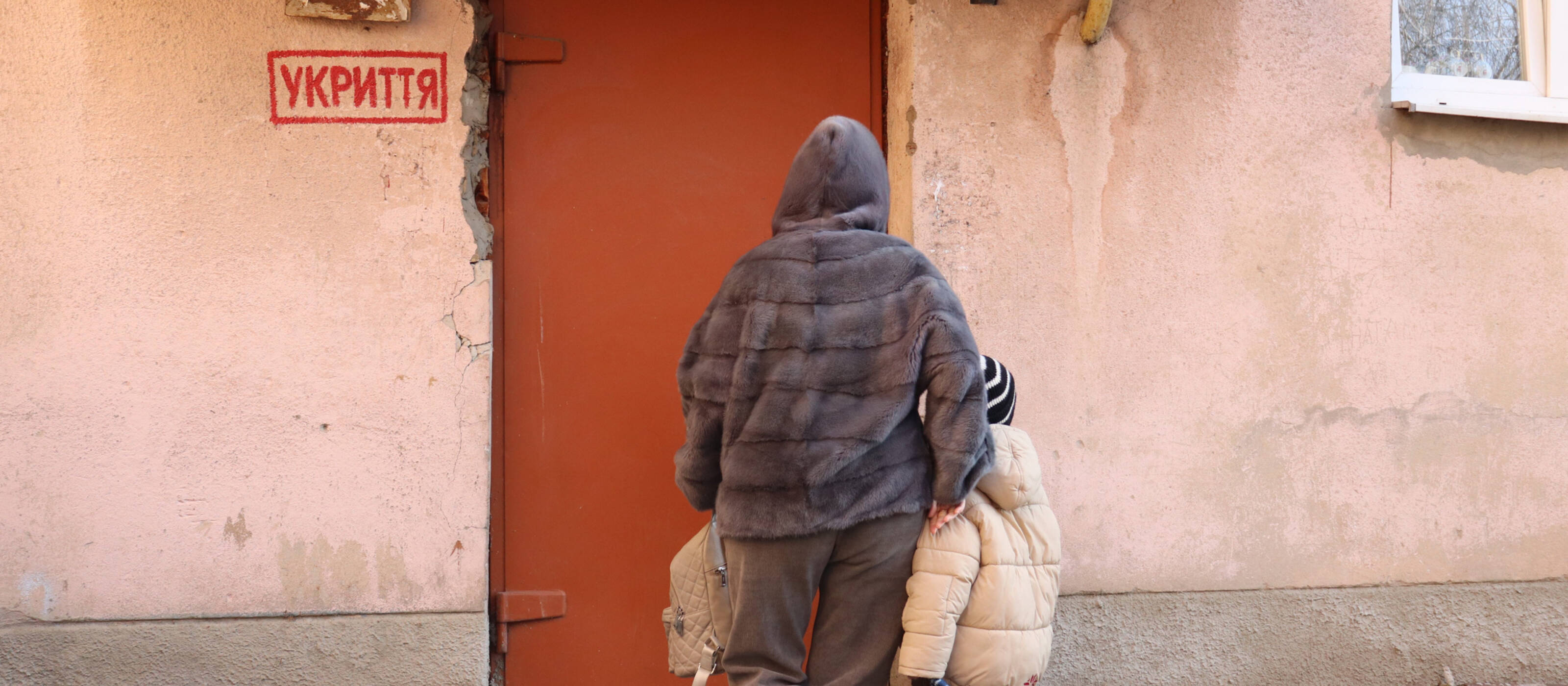 Une mère trouve refuge dans un abri avec son enfant pendant un raid aérien en Ukraine.