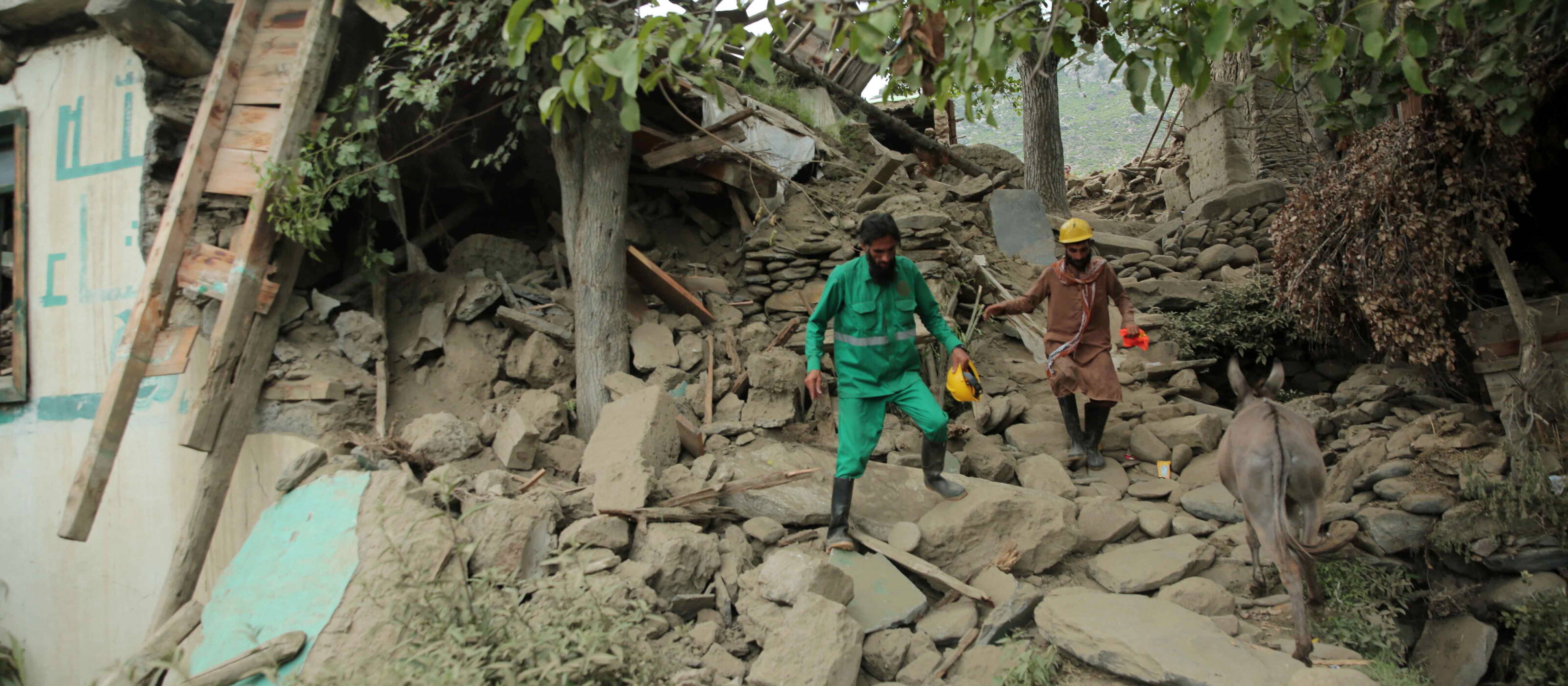 À Kunar, la région la plus touchée d’Afghanistan, les recherches de personnes ensevelies se poursuivent.