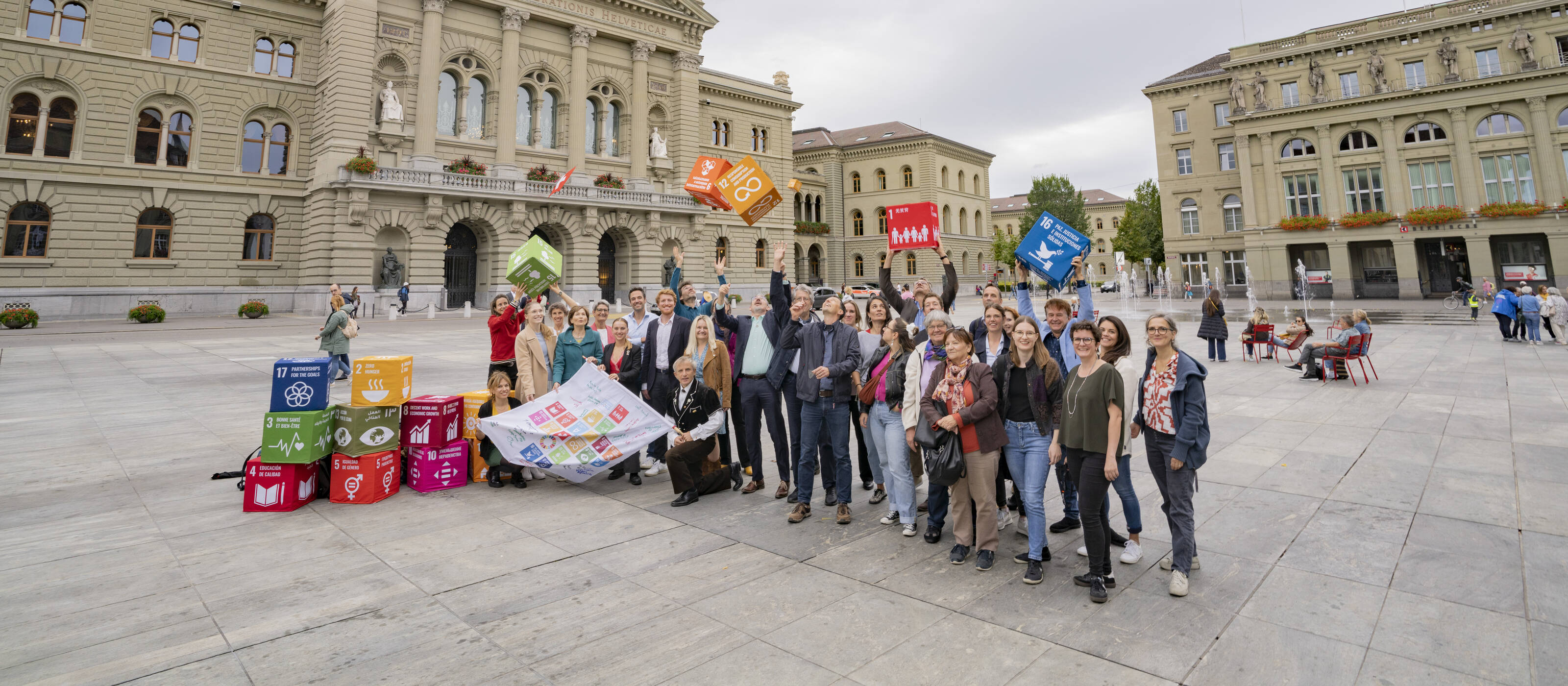 Aktion der zivilgesellschaftlichen Plattform Agenda 2030 vor dem Bundeshaus zum SDG Flag Day 2024.
